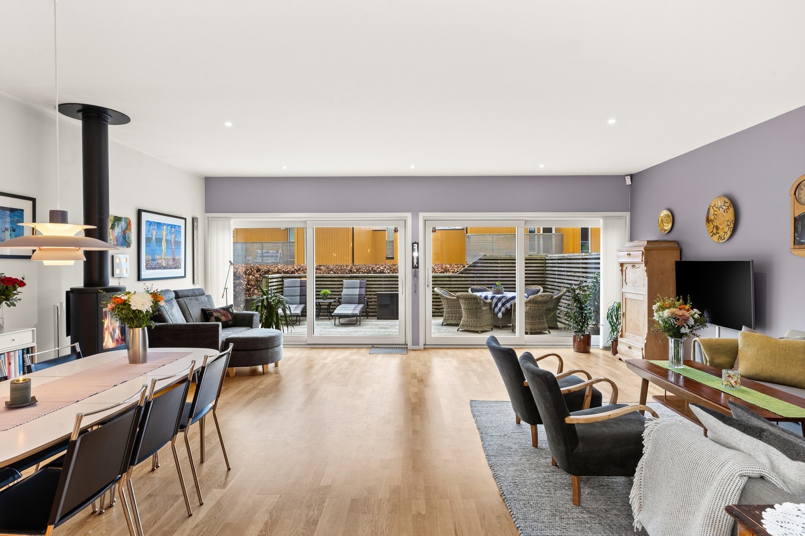 Fra stuen er det utgang til en romslig terrasse. Galleribilde