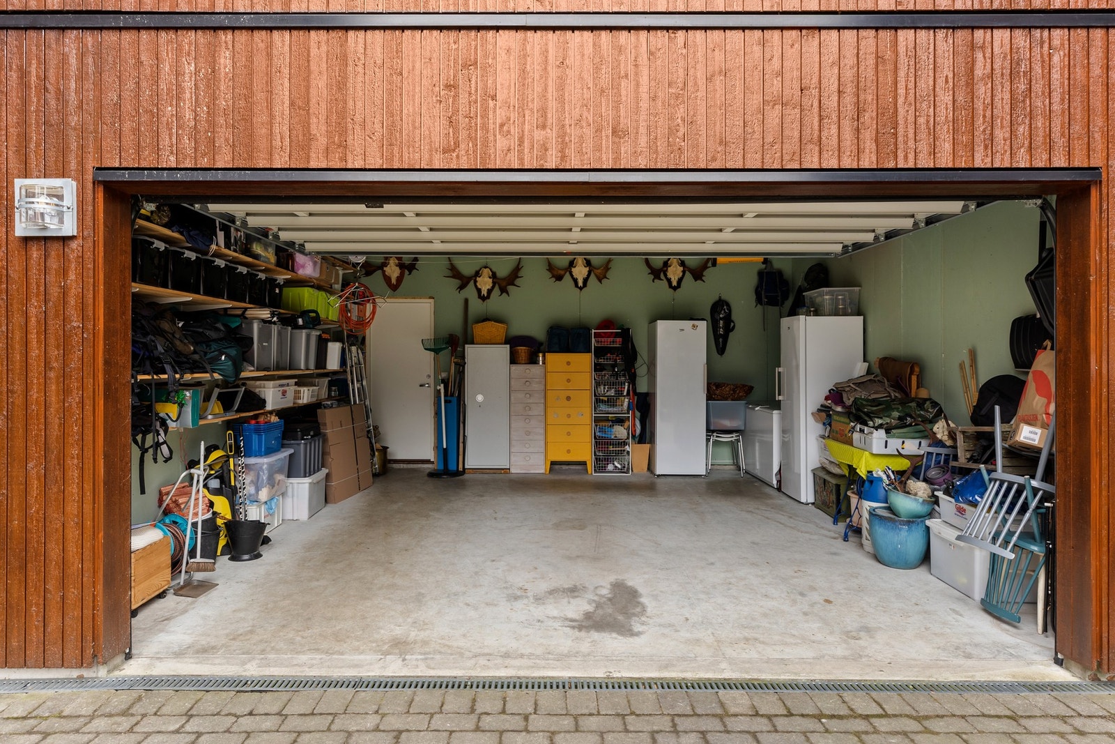 Det er dobbelt garasje og to parkeringsplasser på egen tomt. I tillegg er det to gjeste-parkeringsplasser for de tre boligene som er i stikkveien. Galleribilde