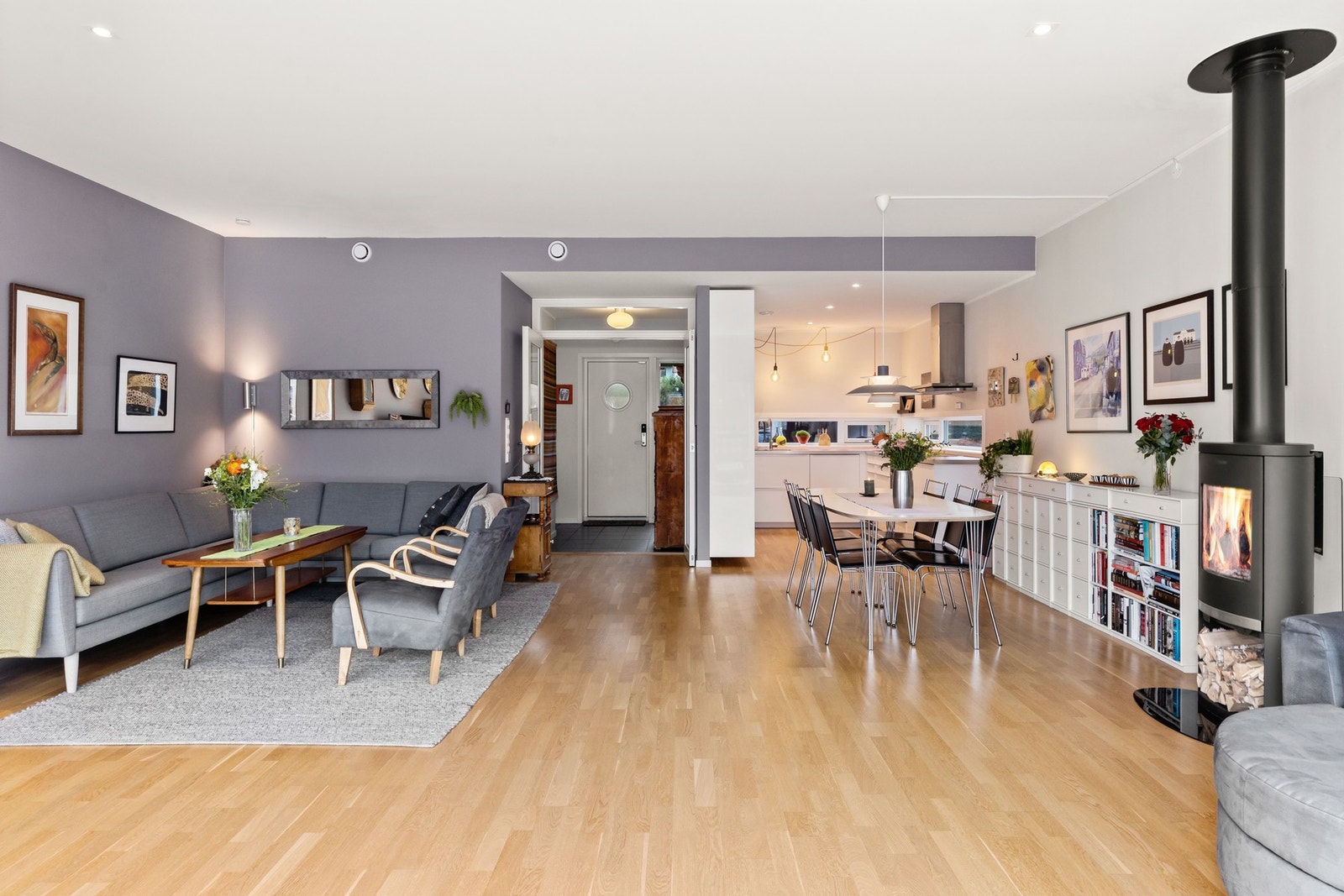 Stuen er et rom med ekstra god takhøyde og store vindusflater som skaper en lys og luftig romfølelse. Galleribilde