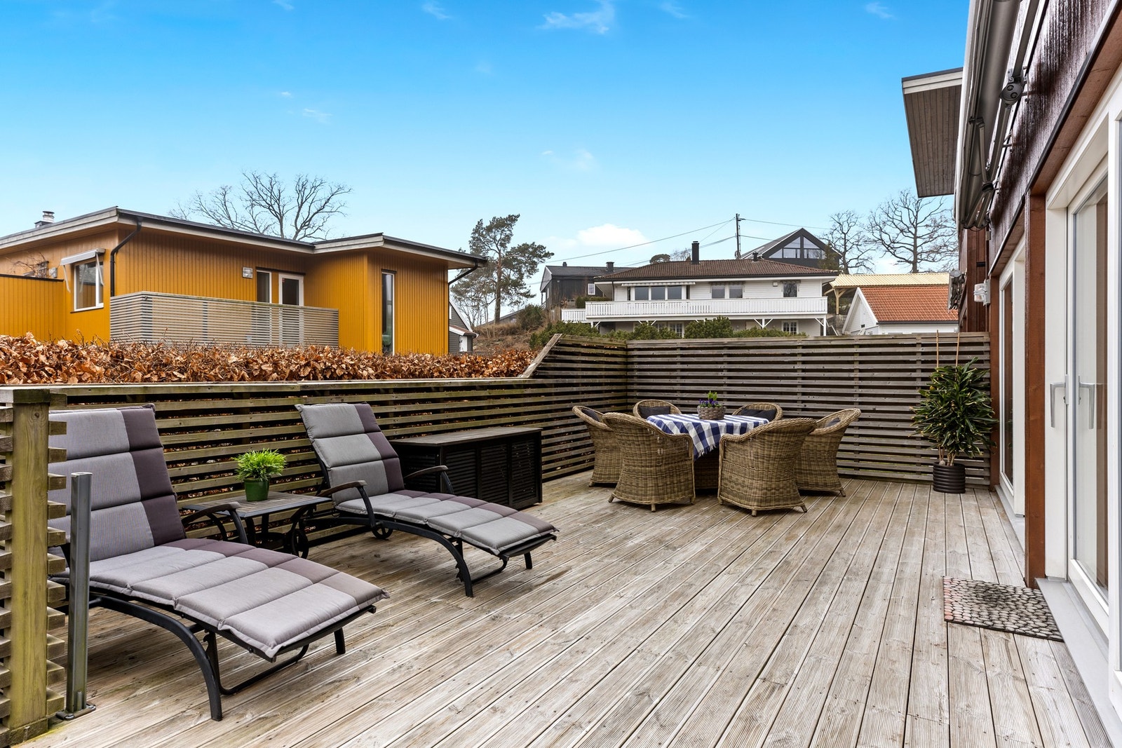 Terrassen, på ca. 29 m², nås via store skyvedører. Galleribilde