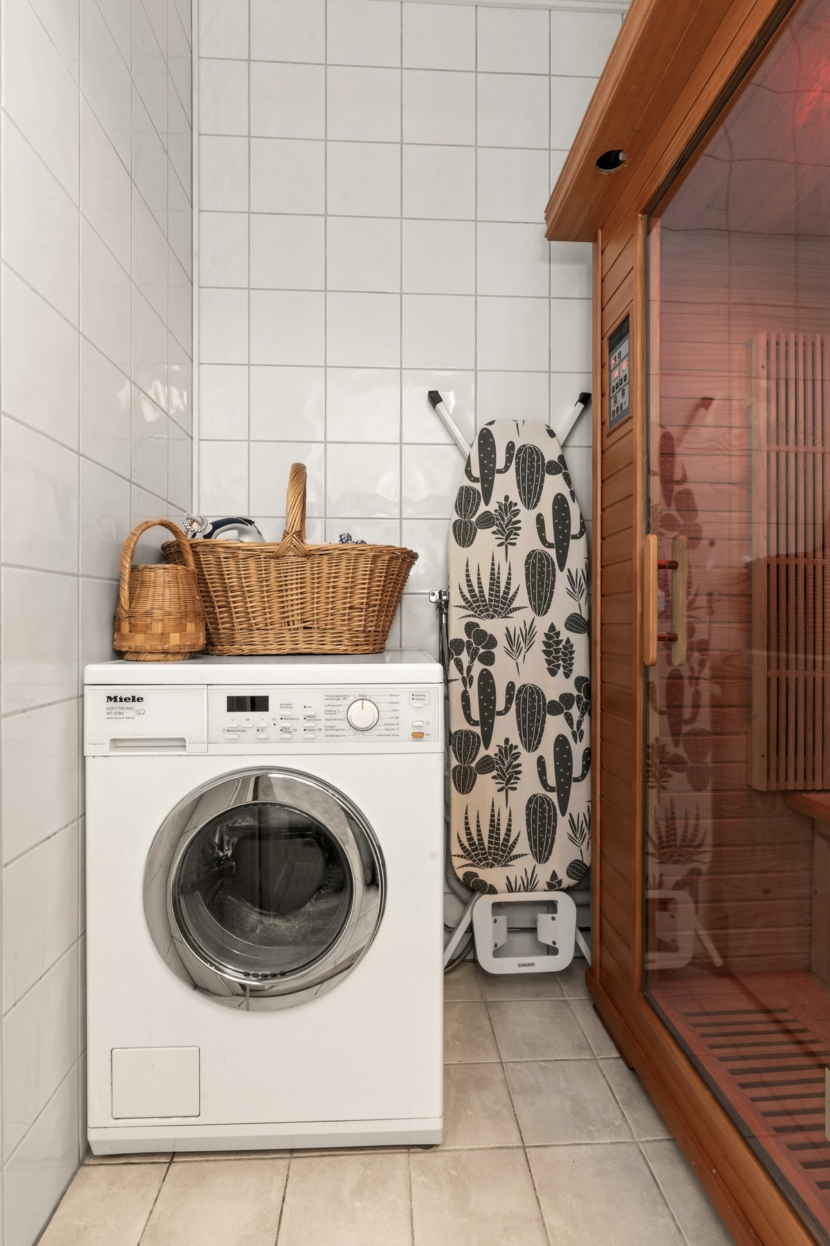 Det er montert en infrarød badstue på vaskerommet Galleribilde