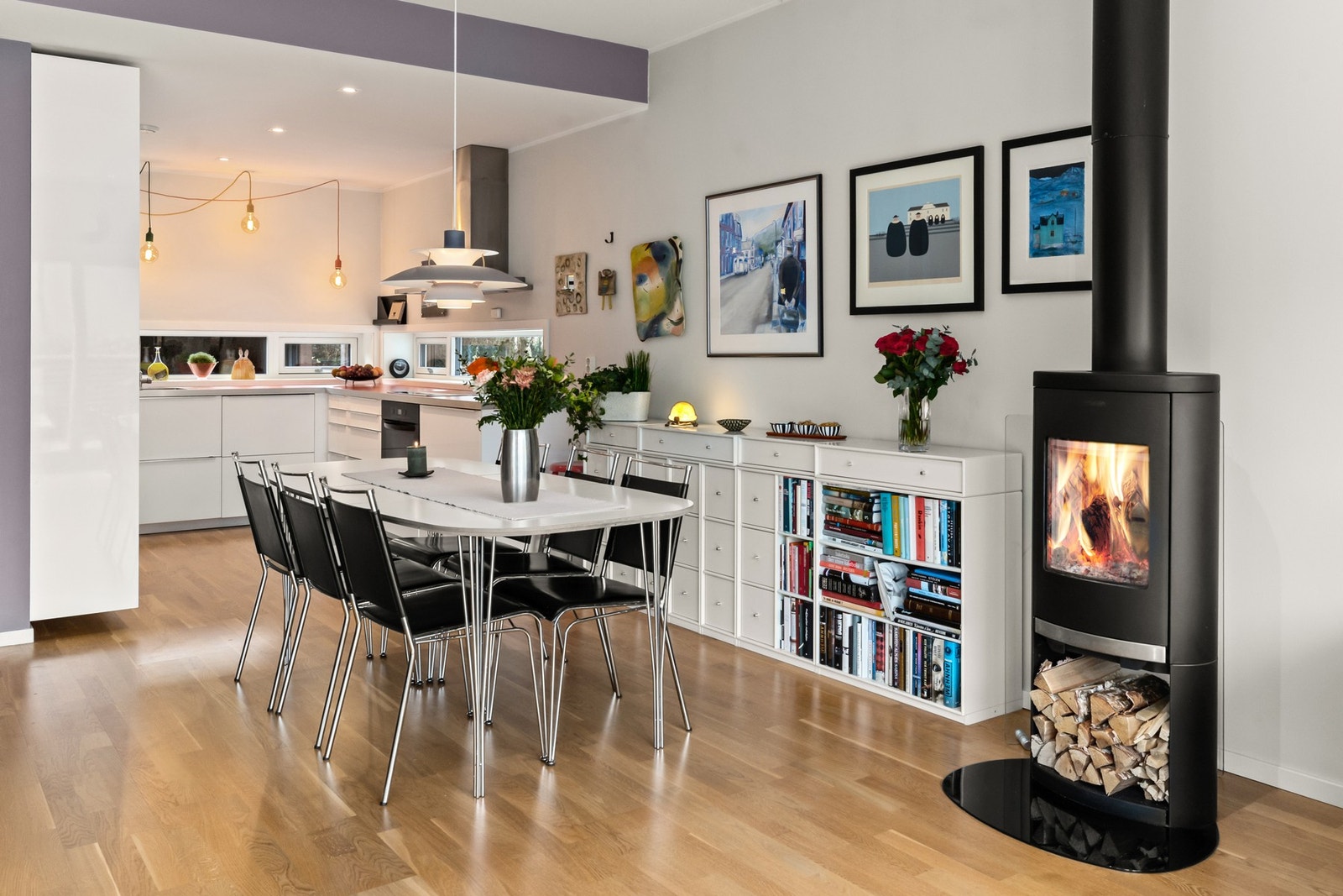 Poulsen lampe over spisebordet medfølger ikke. Galleribilde