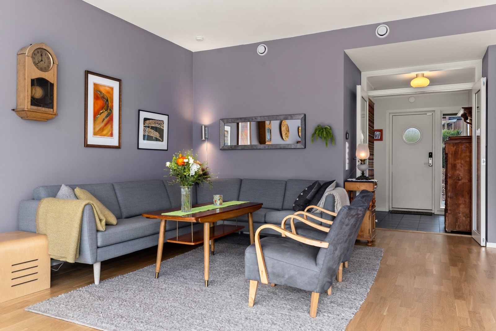 Dette rommet gir et godt førsteinntrykk av boligen, og er både et praktisk og hyggelig område å komme hjem til, samtidig som det setter tonen for en velkommen atmosfære når du tar imot gjester. Galleribilde