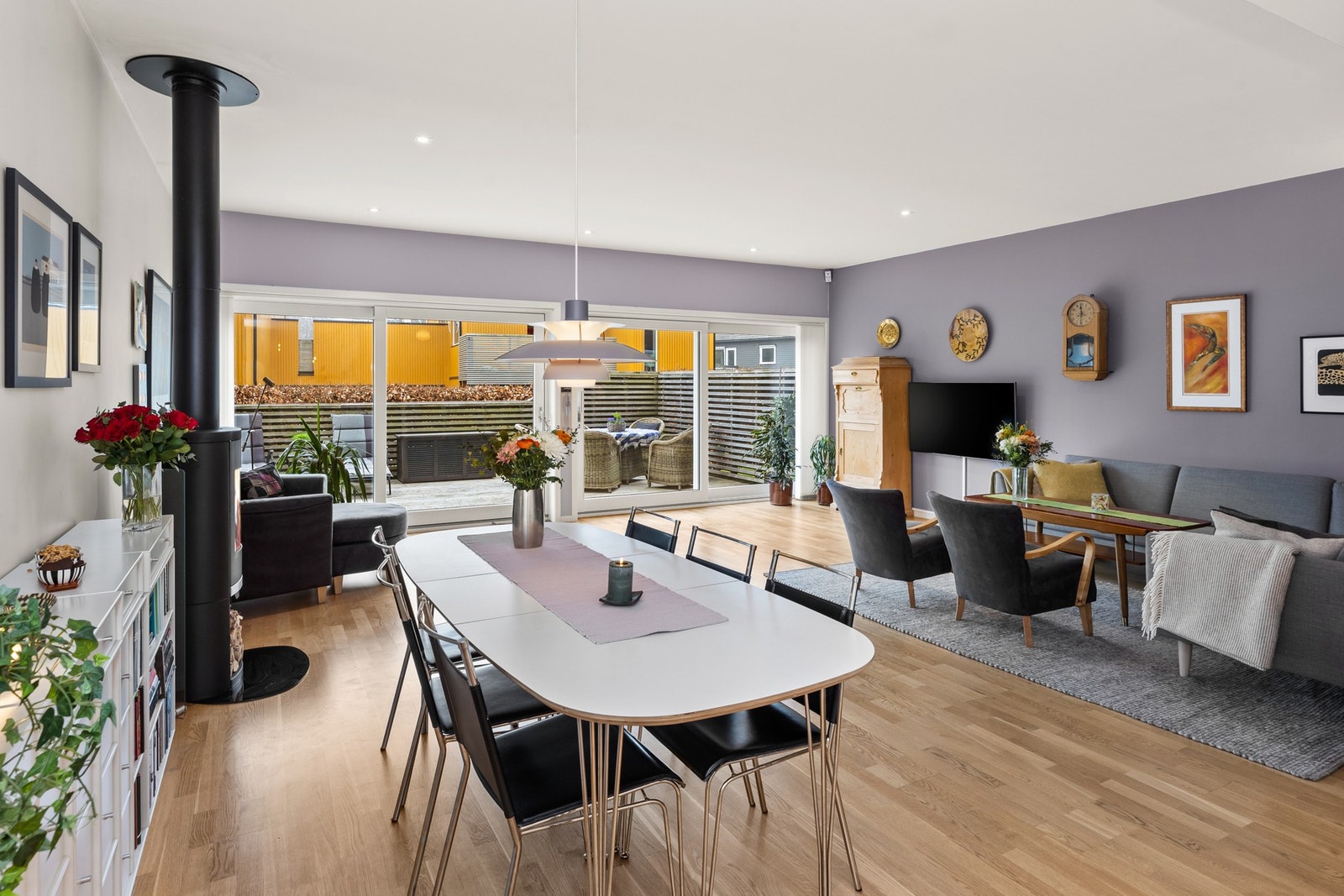 Den åpne løsningen mot både spisestue og kjøkken gir et romslig og fleksibelt oppholdsrom der hele familien kan samles og gjøre ulike aktiviteter samtidig. Galleribilde