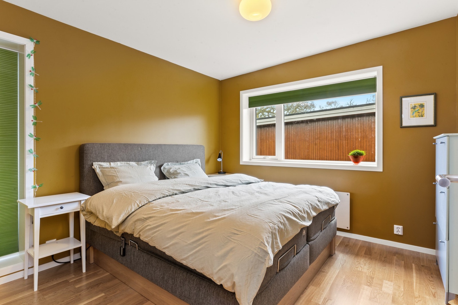 Alle rommene har god plass og gir deg muligheten til å skape ditt eget personlige rom med plass til både seng og oppbevaring. Galleribilde