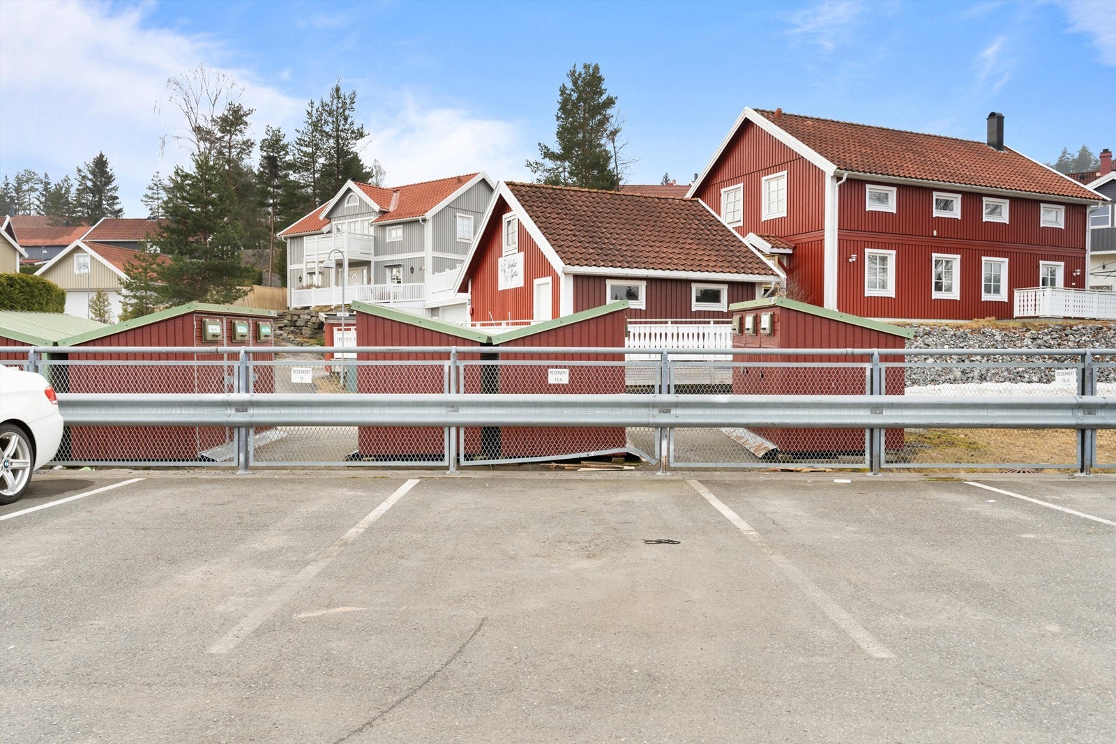 Seksjonen har bruksrett til en garasjeplass og biloppstillingsplass. Galleribilde