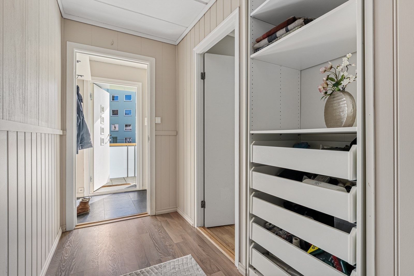 - Lys og innbydende entrè på 2,3 m² og gang på 5,9 m² - Galleribilde