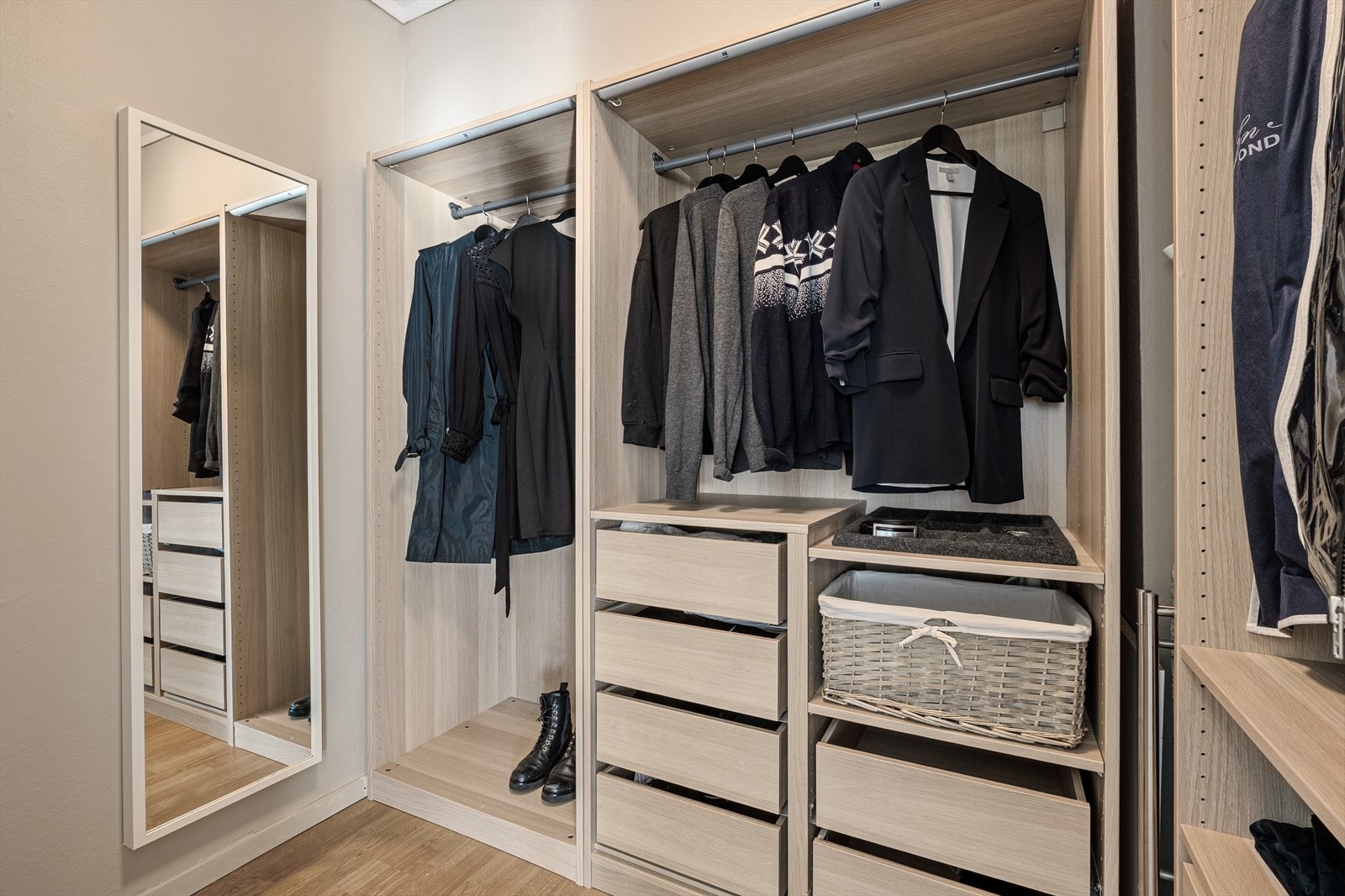 - Walk-in closet er en stor drøm for mange! Et helt rom kun for garderobe, godt organisert i hyller og skap - Galleribilde