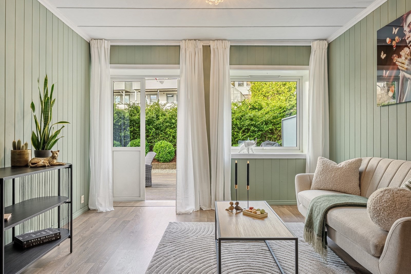 - Store vindusflater i stuen slipper inn rikelig med verdifullt dagslys - Galleribilde