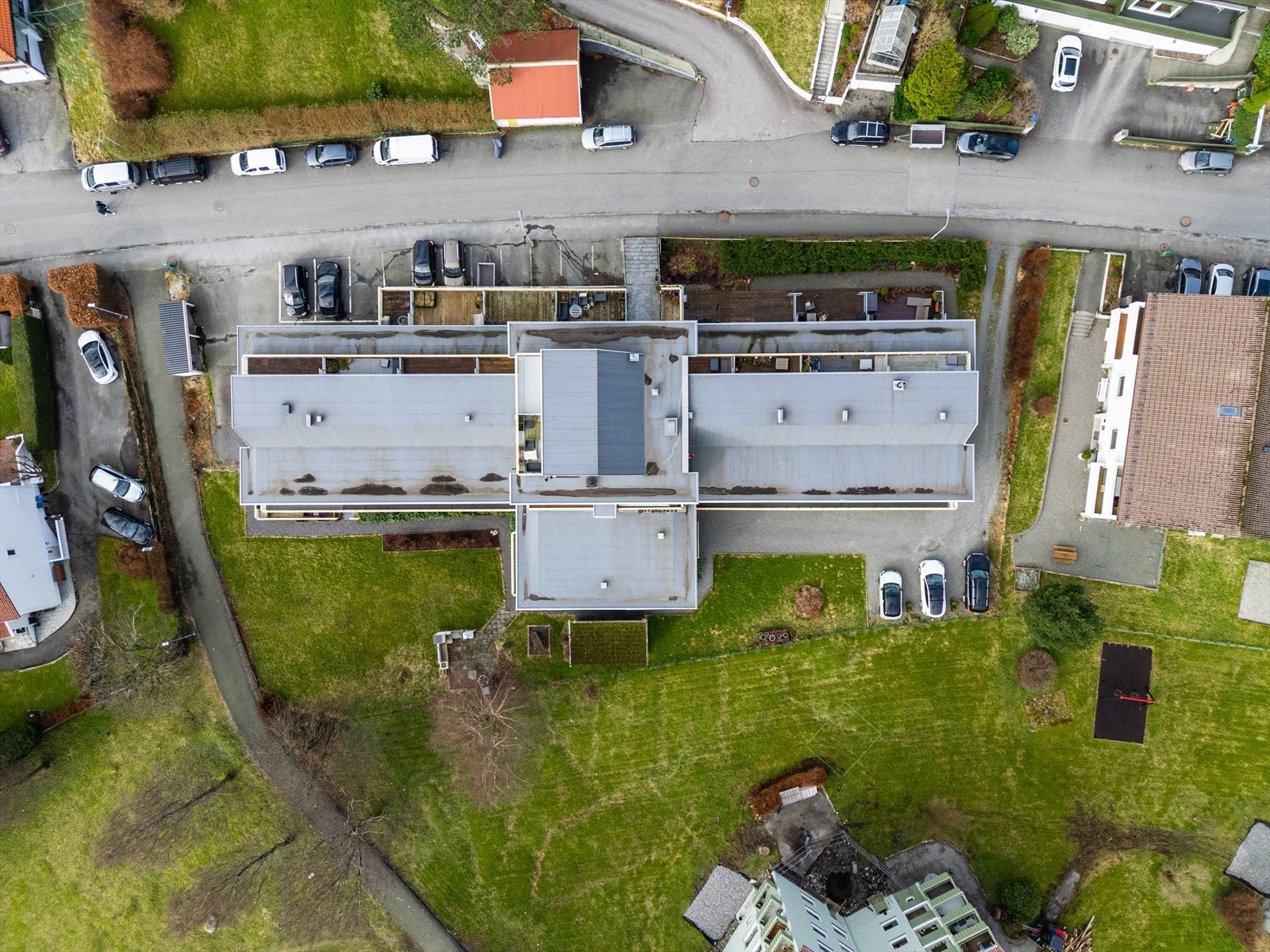 - Leiligheten har tilgang til parkering på baksiden av bygget, og beboere kan også benytte seg av sameiets ladepunkter på forsiden (6 stk el-ladepunker) - Galleribilde