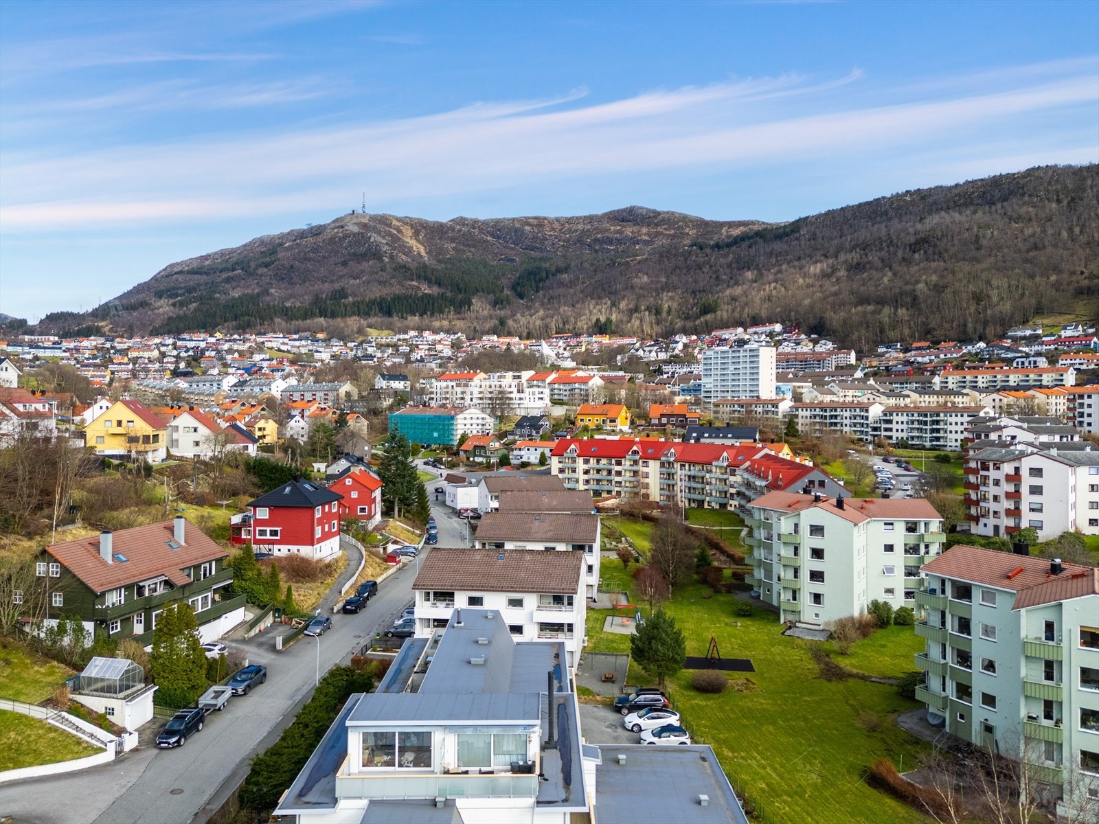 - Det er ca. tre minutters gange til Fageråsen bussholdeplass. Her går linje 5 til Fyllingsdalen terminal via sentrum - Galleribilde