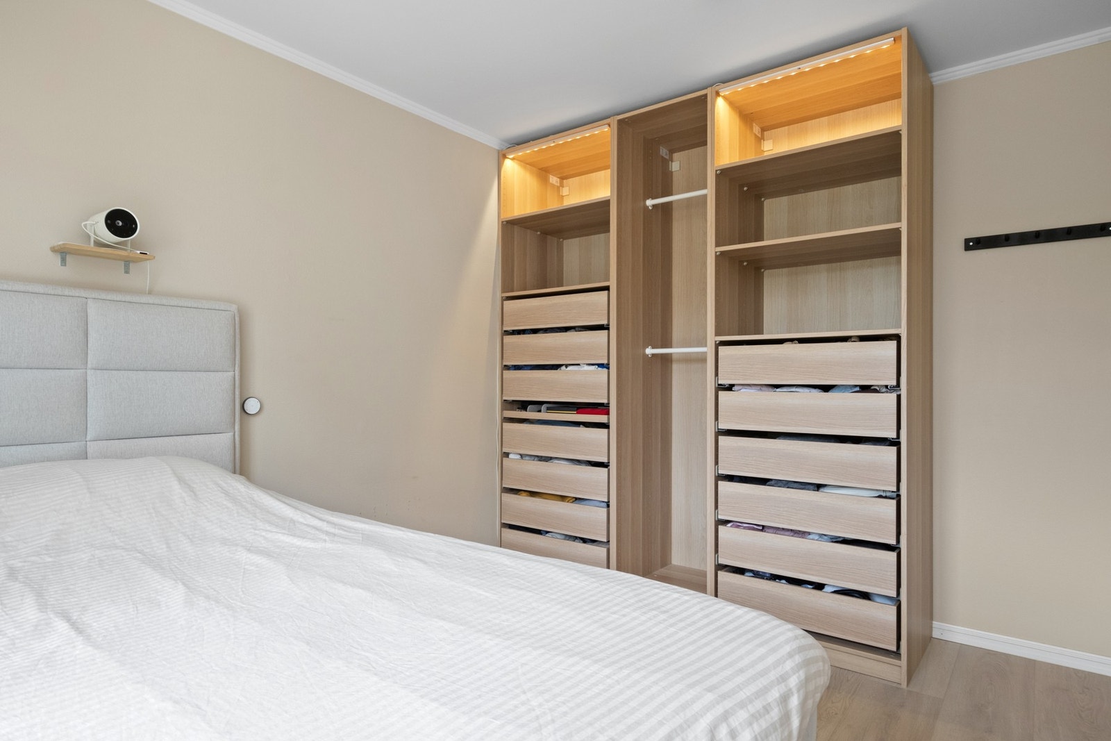 Det er god oppbevaring i et stort og åpent garderobeskap med belysning. Galleribilde