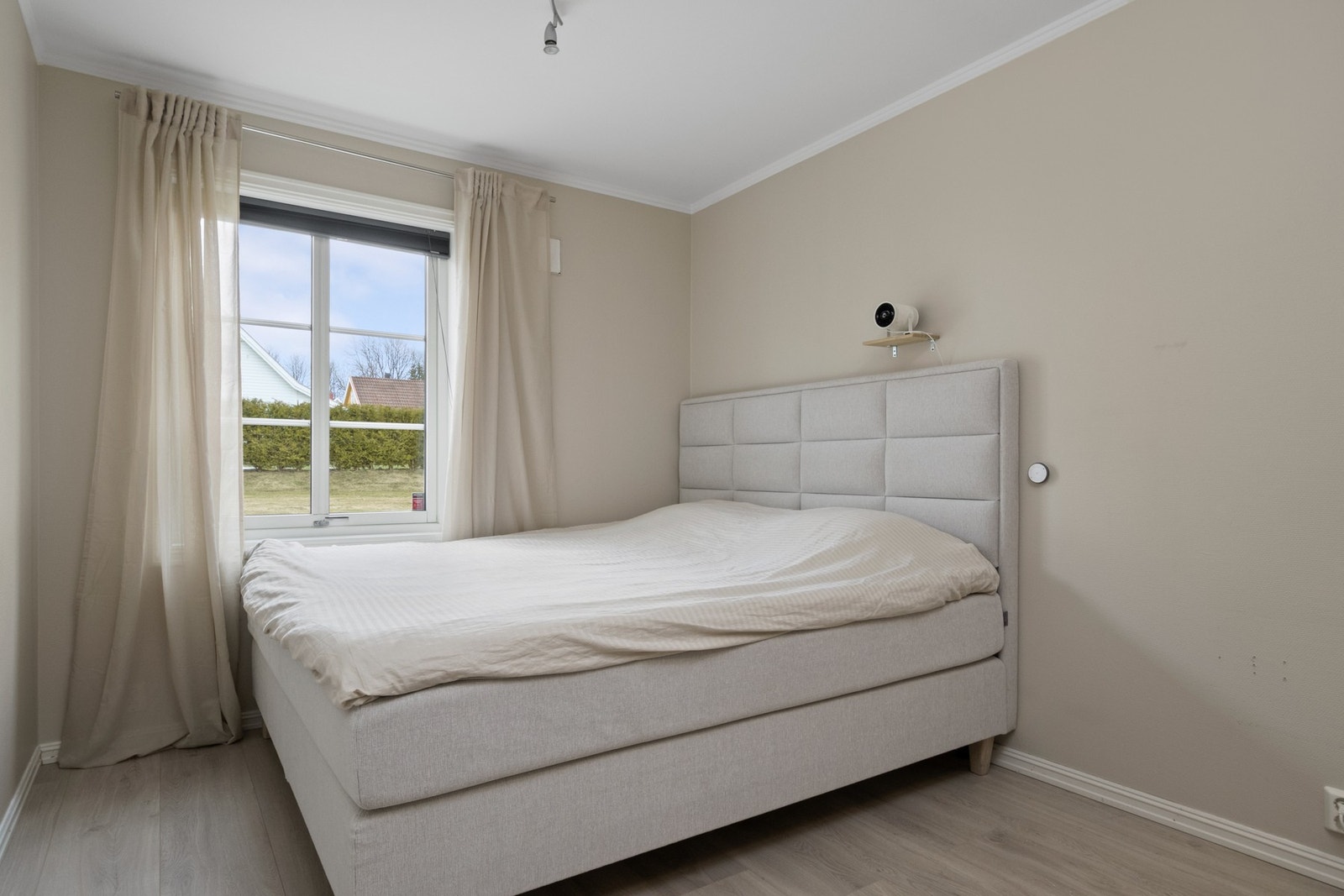 Hovedsoverommet har god plass til dobbeltseng. Galleribilde