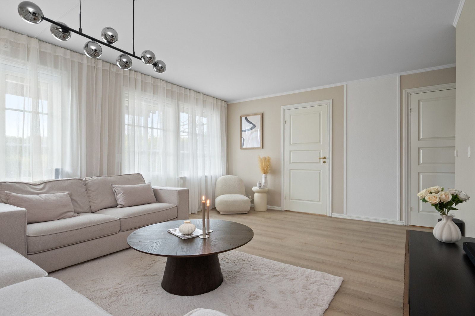 Fra stuen er det utgang til den solfylte terrassen i hagen. Galleribilde