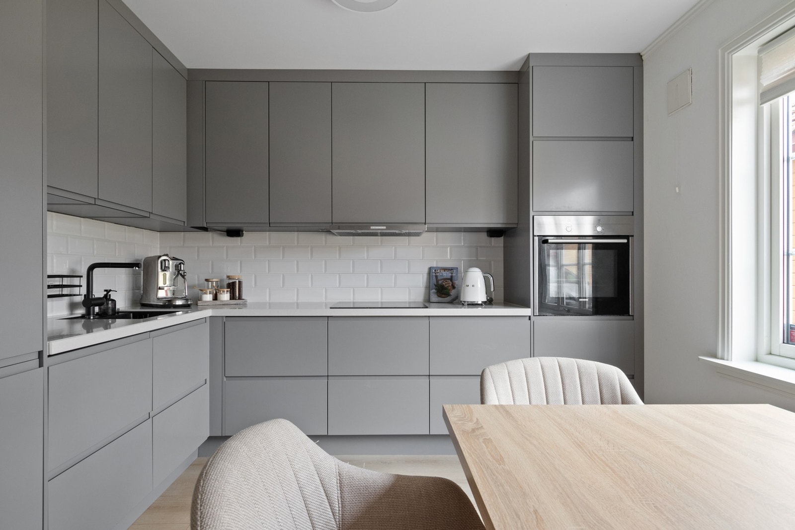 Et stilrent og moderne kjøkken ligger innenfor gangen, med det samme fine 1-stavs laminatgulvet. Galleribilde