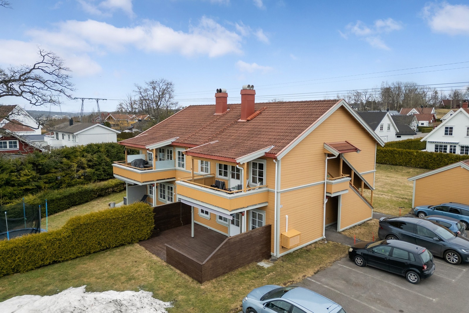 Fellesområdet rundt byggene har asfaltert adkomst og store grøntarealer til glede for de minste. Galleribilde