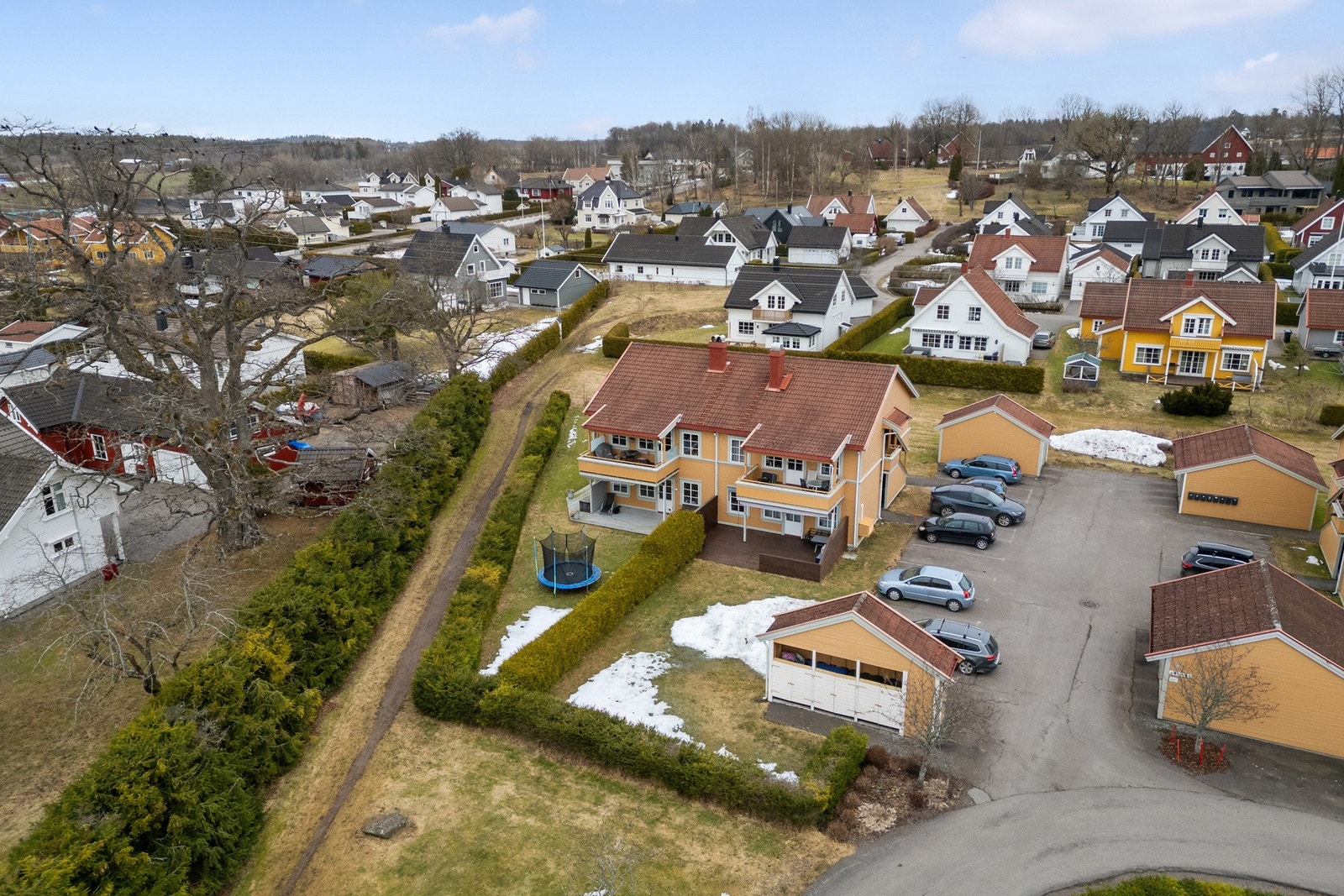 Nabolaget er tilrettelagt for enkle hverdager, i kort gangavstand til buss, dagligvare og barneskole. Galleribilde