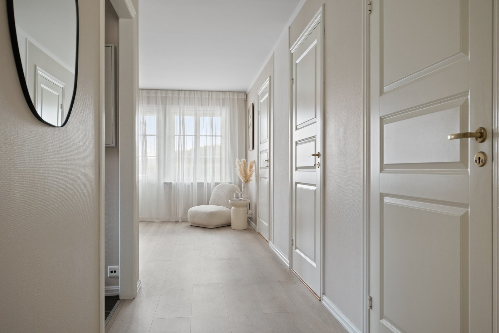 Entreen glir over i en gang, i direkte tilknytning til stuen og kjøkkenet. Galleribilde