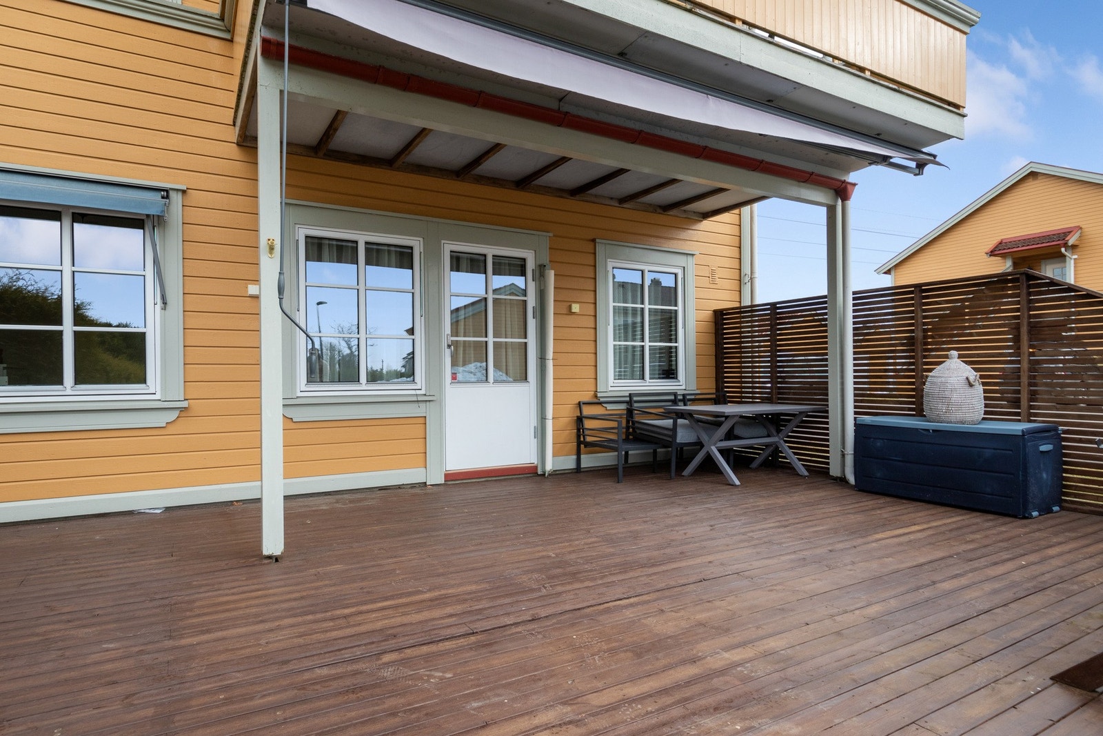 Terrassen er delvis overbygd, og har markise, utestikk og et areal på ca. 33 kvm. Galleribilde