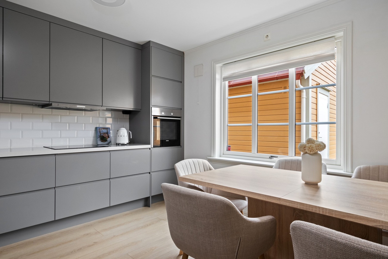 Kjøkkenet er fra 2023, med en sosial og funksjonell L-form. Galleribilde