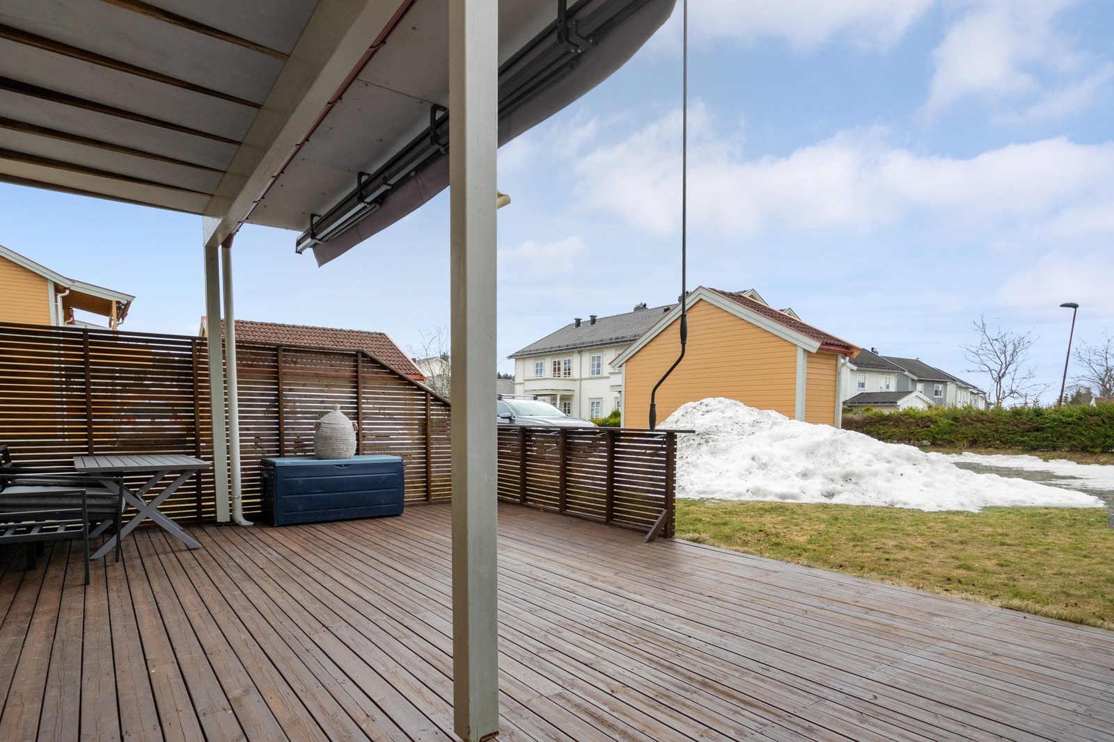 Nyoppusset 3-roms selveier med ny varmepumpe, gode solforhold og stor terrasse ved stuen. Rolig, rett ved matbutikk. Galleribilde