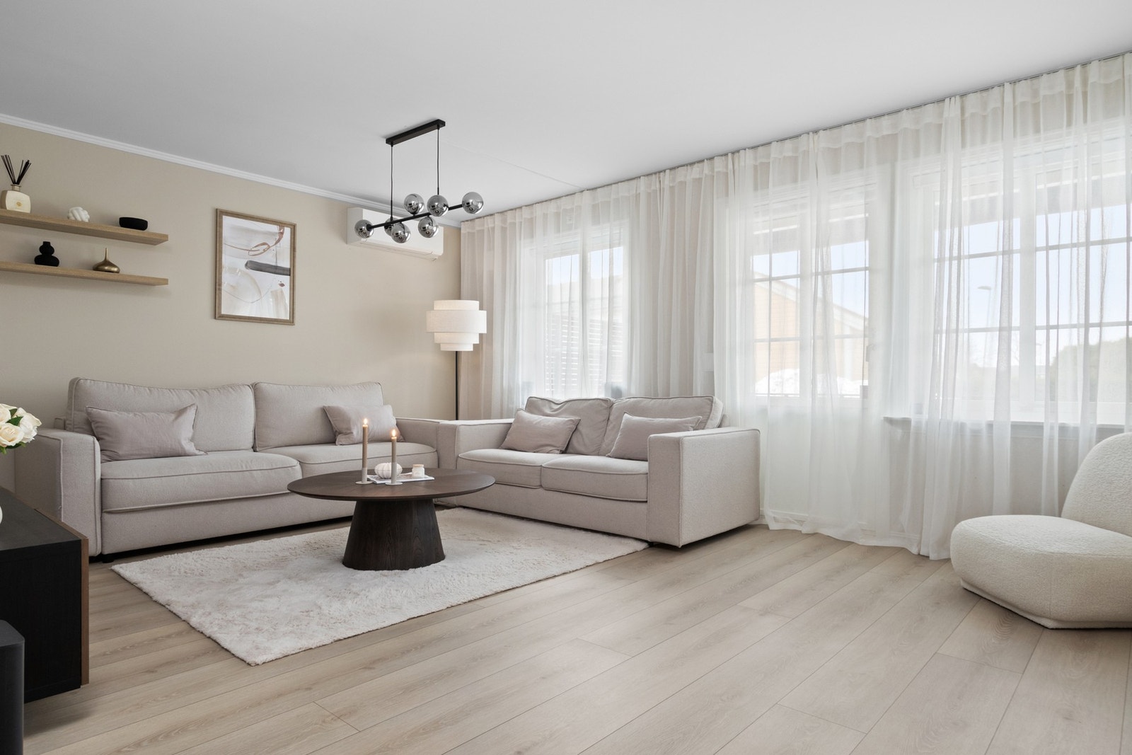 Leiligheten ble pusset opp i perioden 2020-23, og arbeidet inkluderte nytt kjøkken, nye 1-stavs laminatgulv og oppmaling av alle overflater. Galleribilde