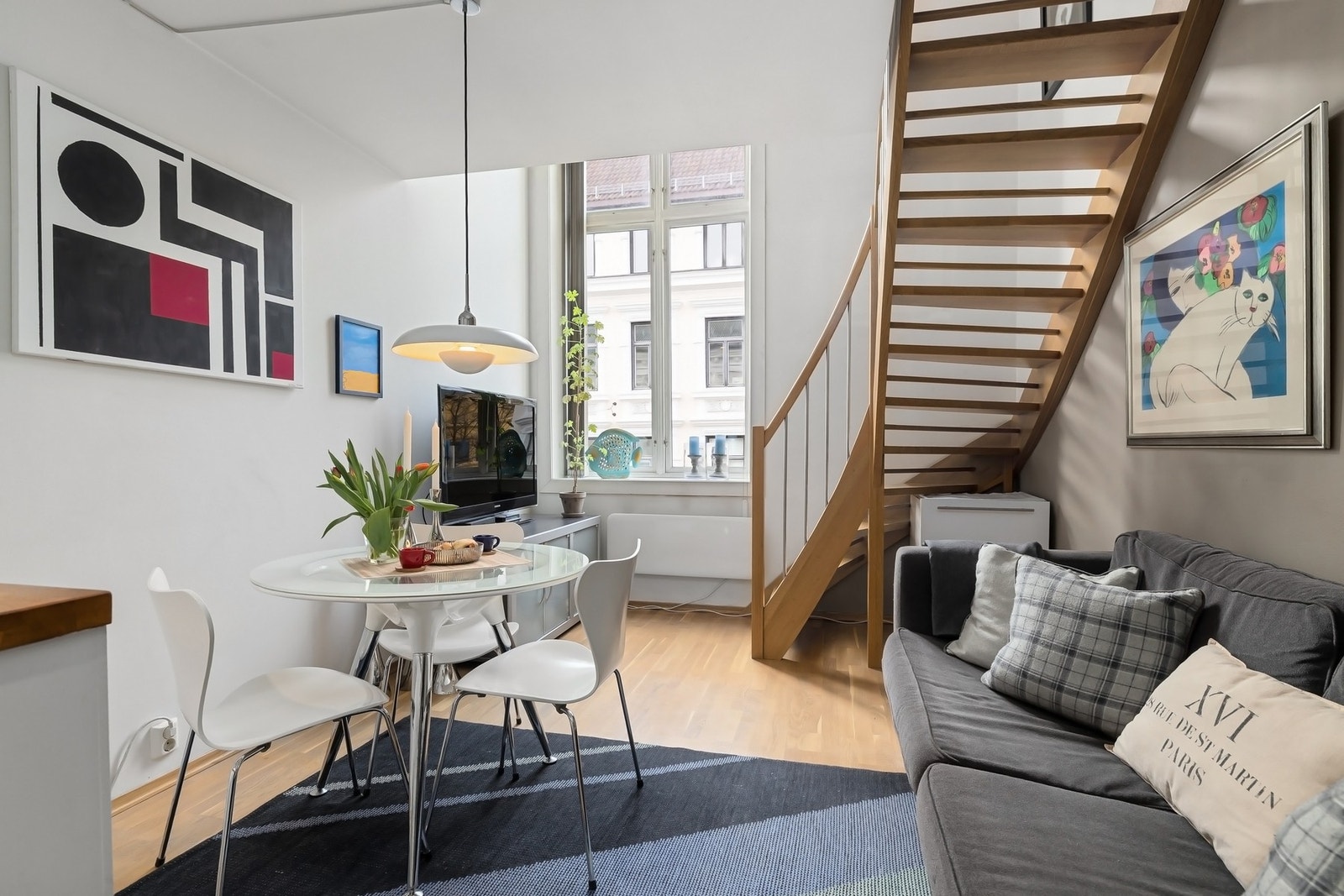 Leiligheten er over 2 plan med hems Galleribilde