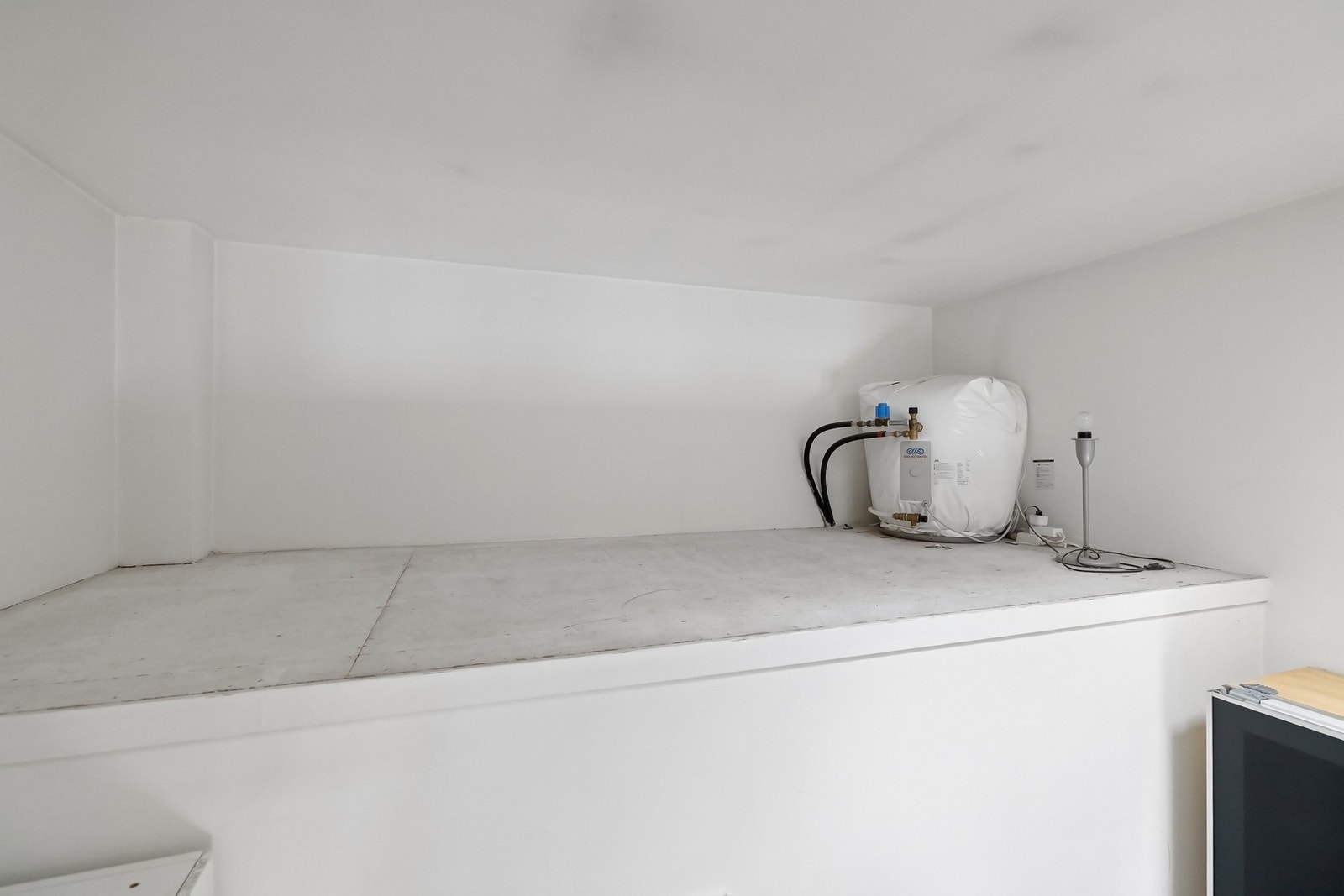 Over baderommet er det godt med lagringsplass på hems Galleribilde