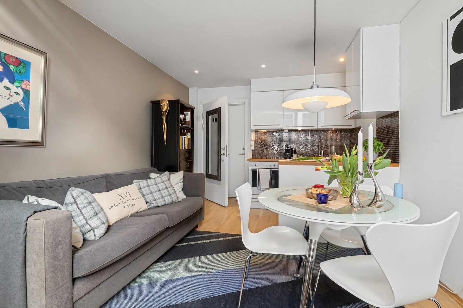 Åpen og moderne stue-/og kjøkkenløsning Galleribilde