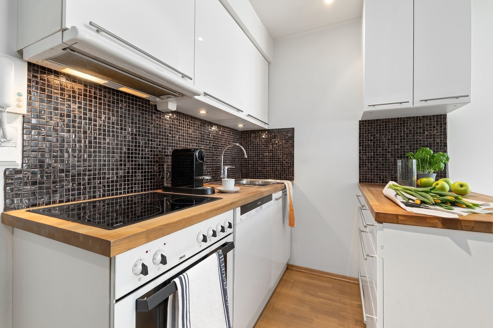 Praktisk og smart innredet kjøkken Galleribilde