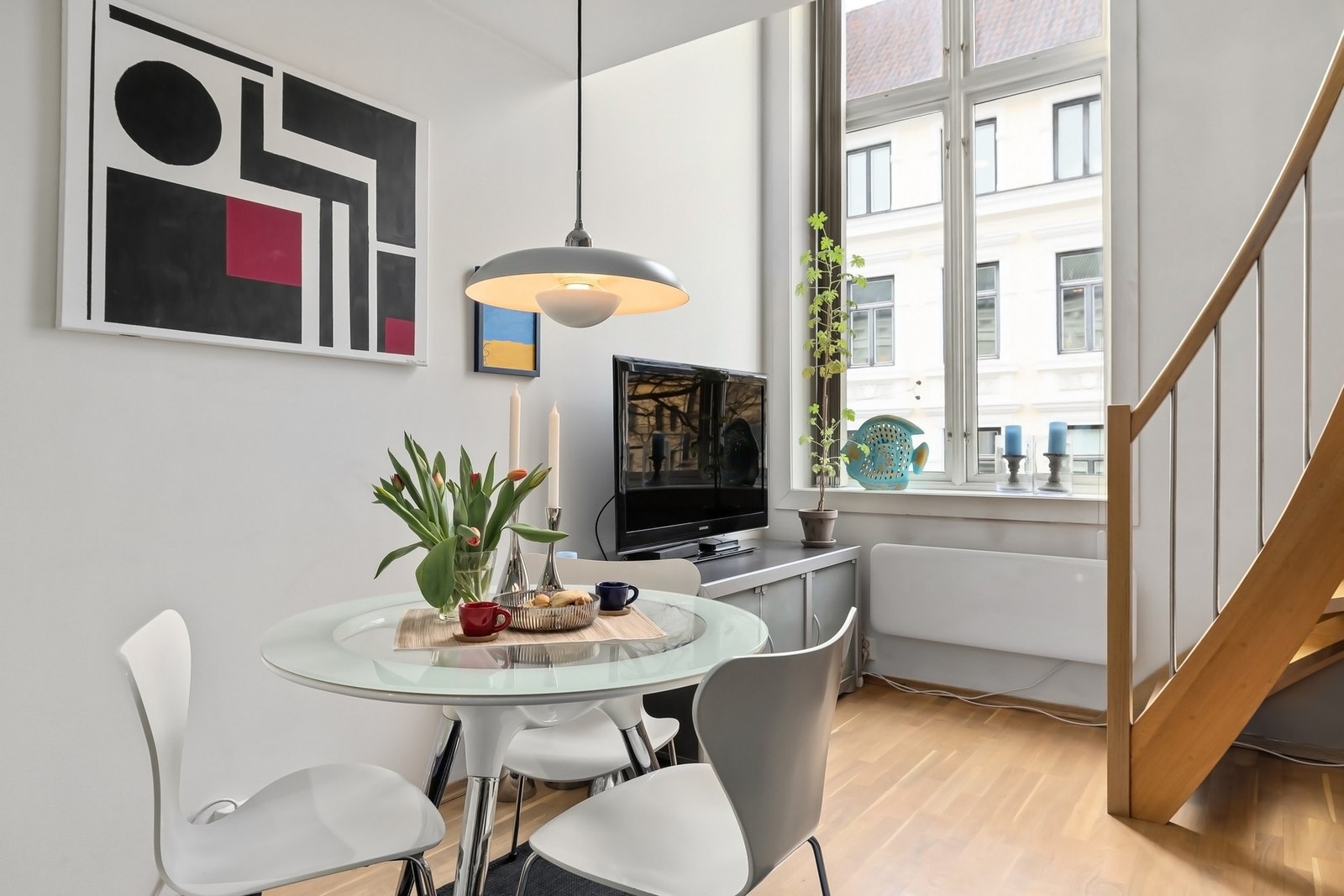 Godt med lysinnslipp fra stort og høyreist vindu Galleribilde