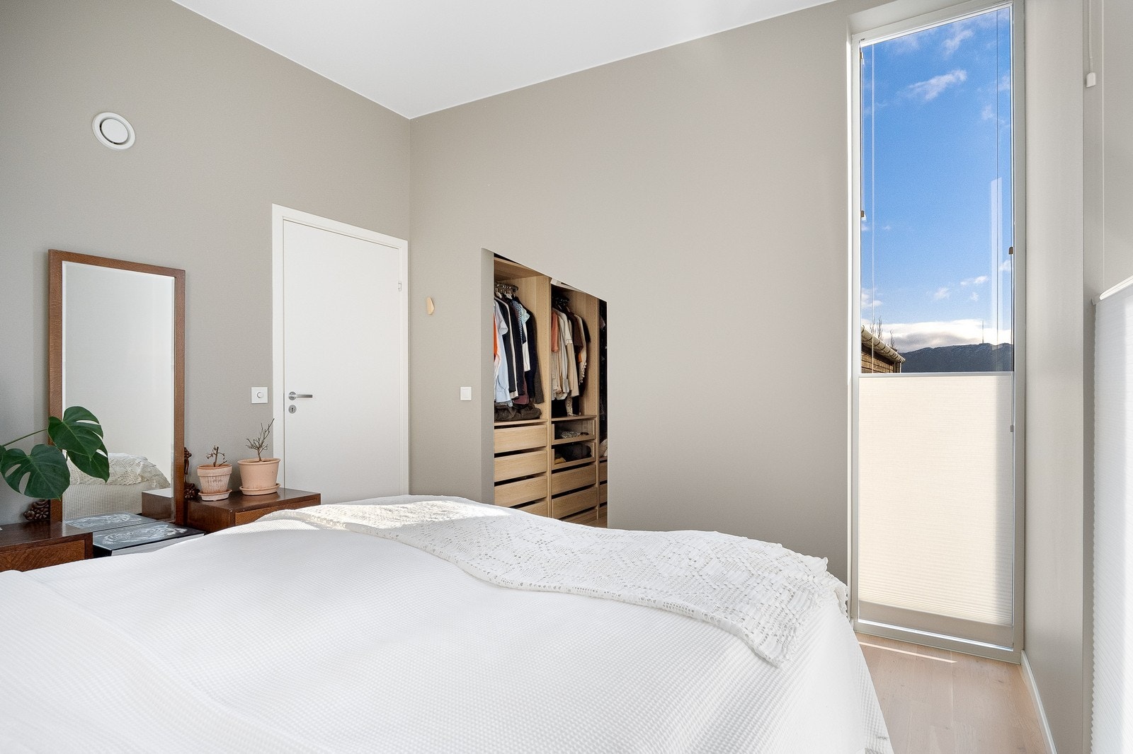 Hovedsoverommet har egen walk-in garderobe Galleribilde