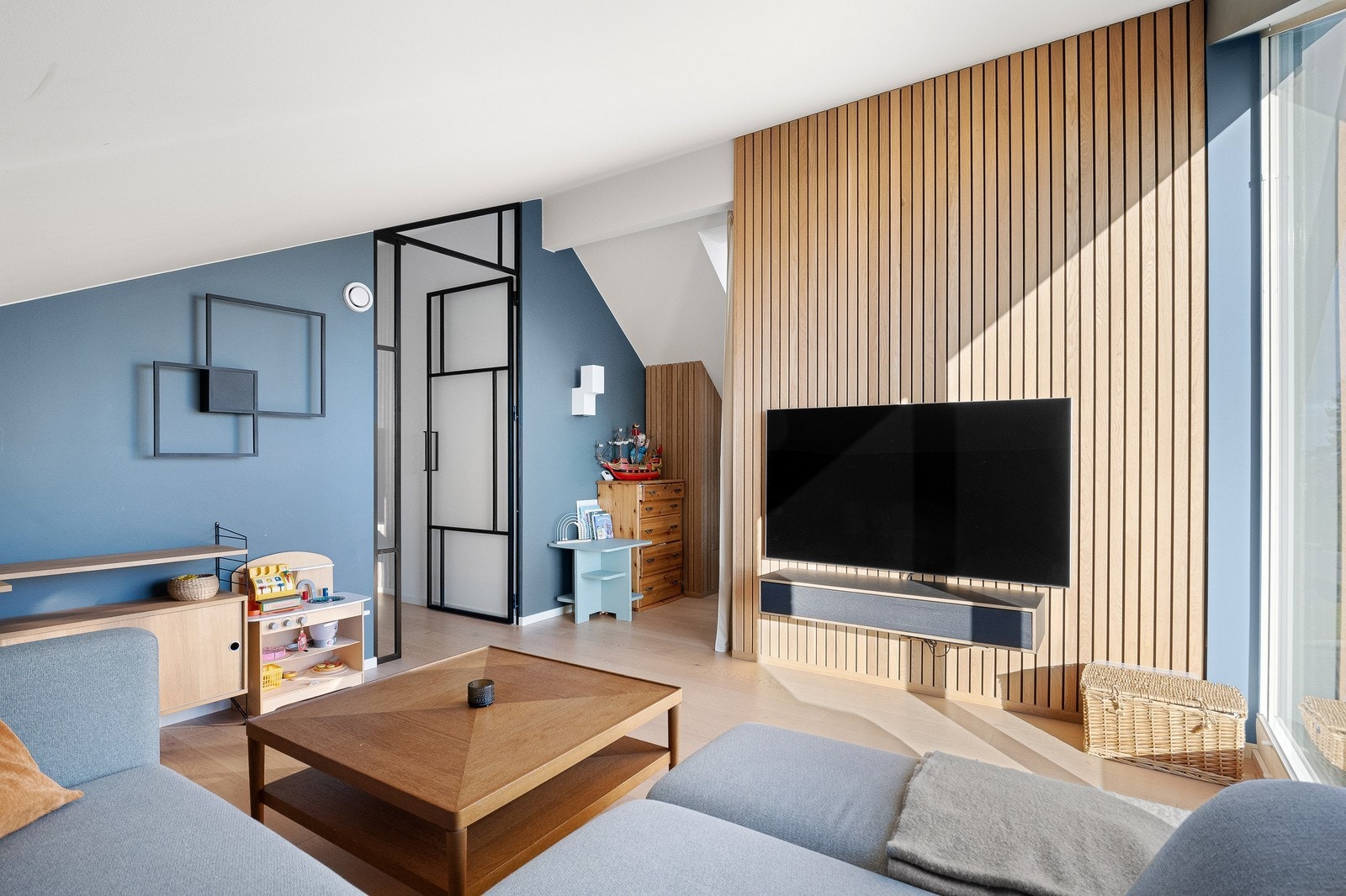 Moderne innredet med spilevegg Galleribilde
