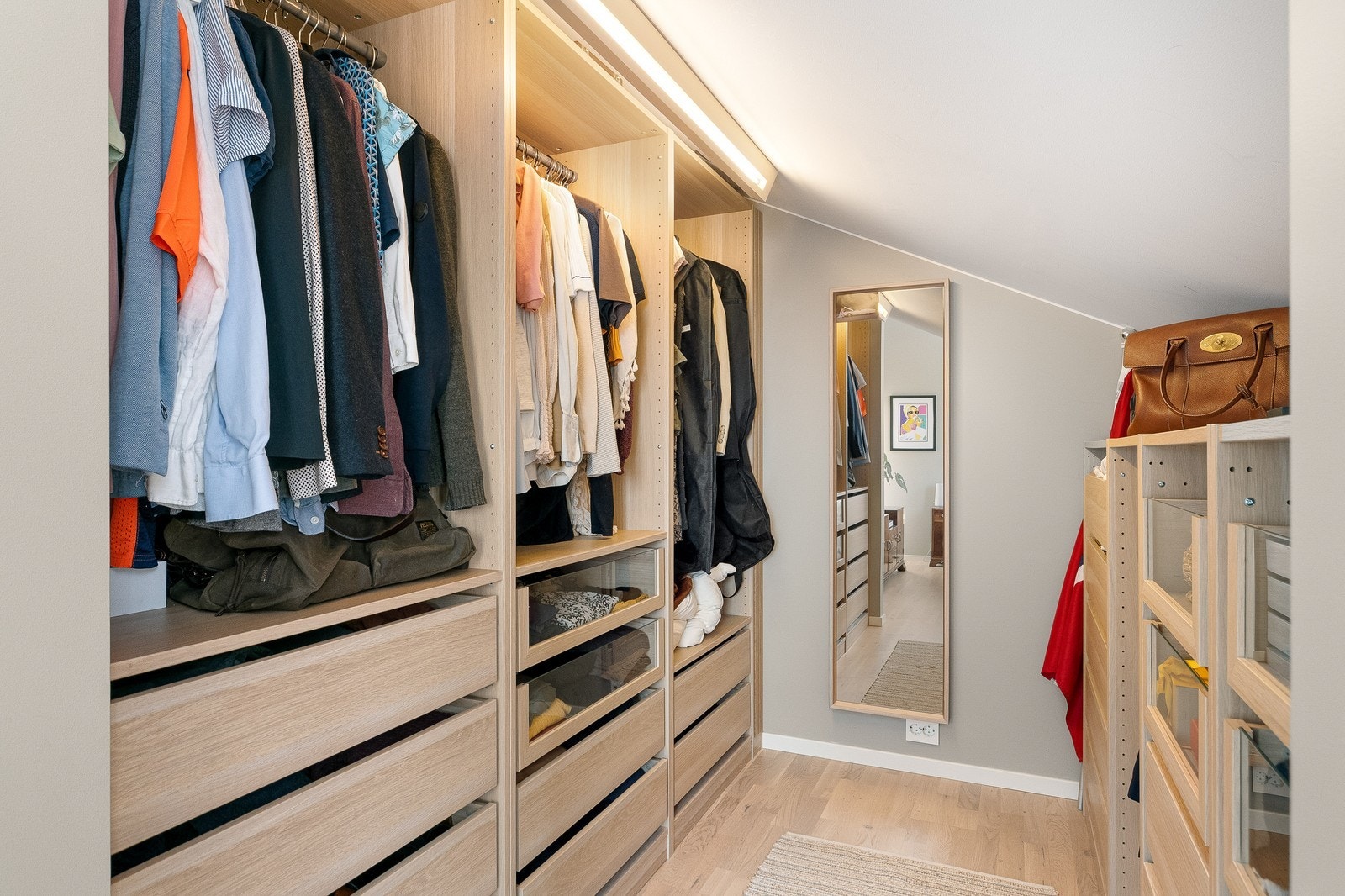 Praktisk walk-in fra hovedsoverom Galleribilde