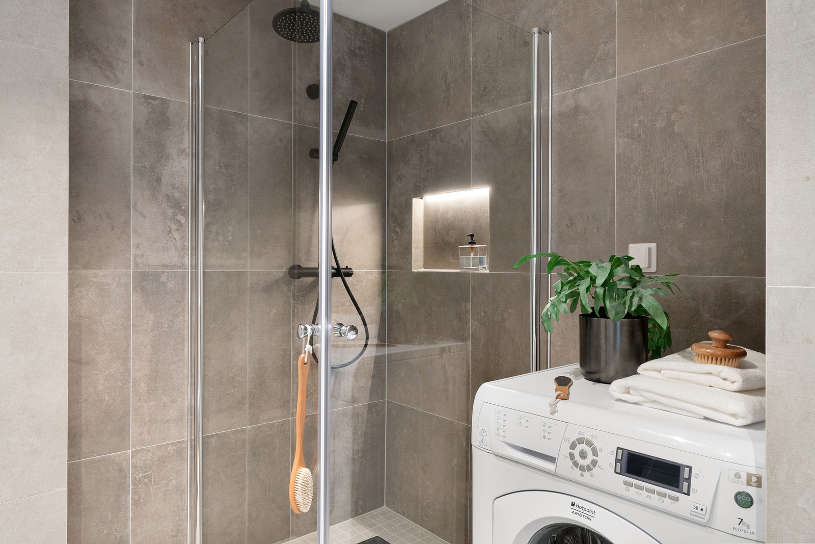 Badet har varmekabler i gulv og innfelte downlights i himling. Galleribilde