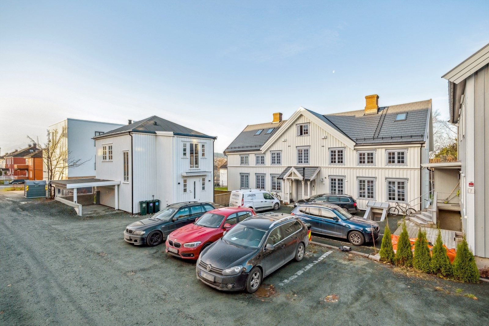 Gruslagt gårdsplass hvor en av parkeringsplassene følger leiligheten. Galleribilde