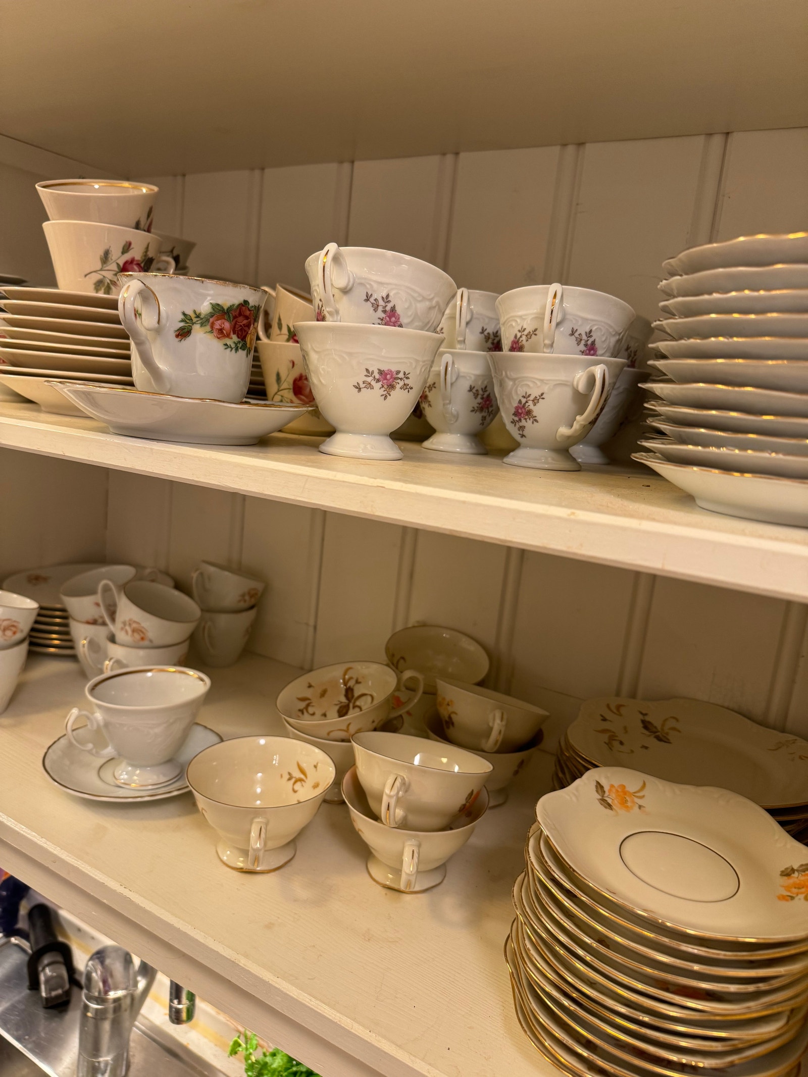 Kaffien blir servert i nostalgiske koppar. Galleribilde