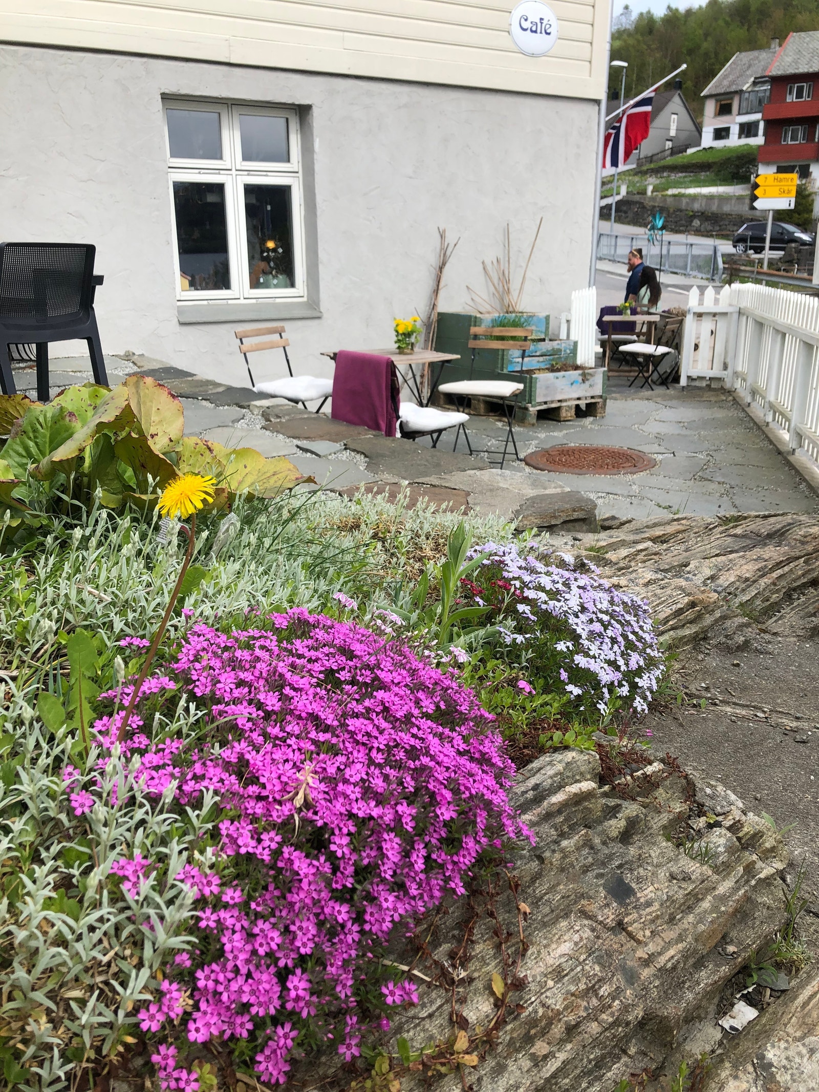 Bakhagen har plass til fleire kafebord. Galleribilde