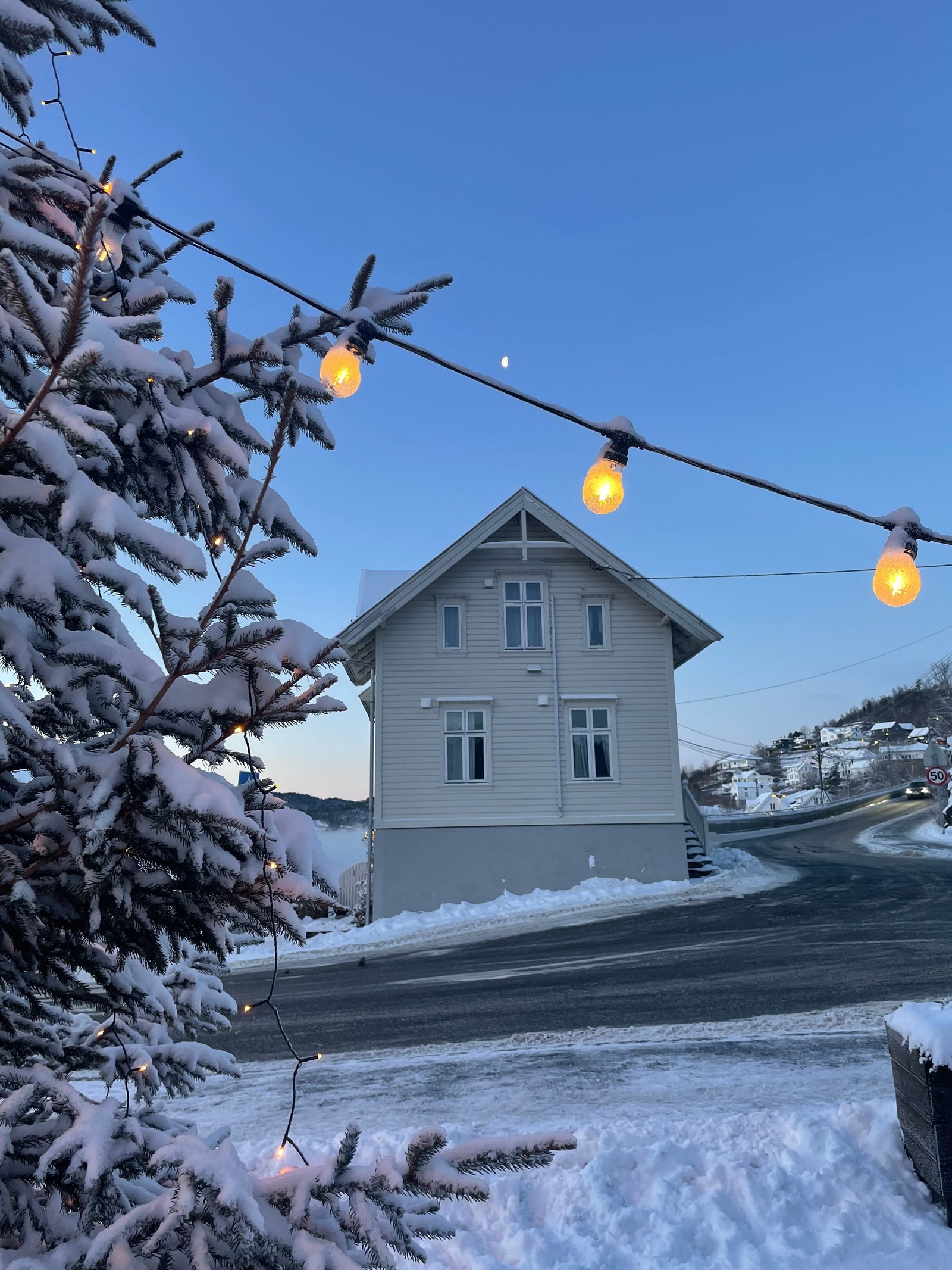 Eideshuset sett frå Valestrand torg. Galleribilde