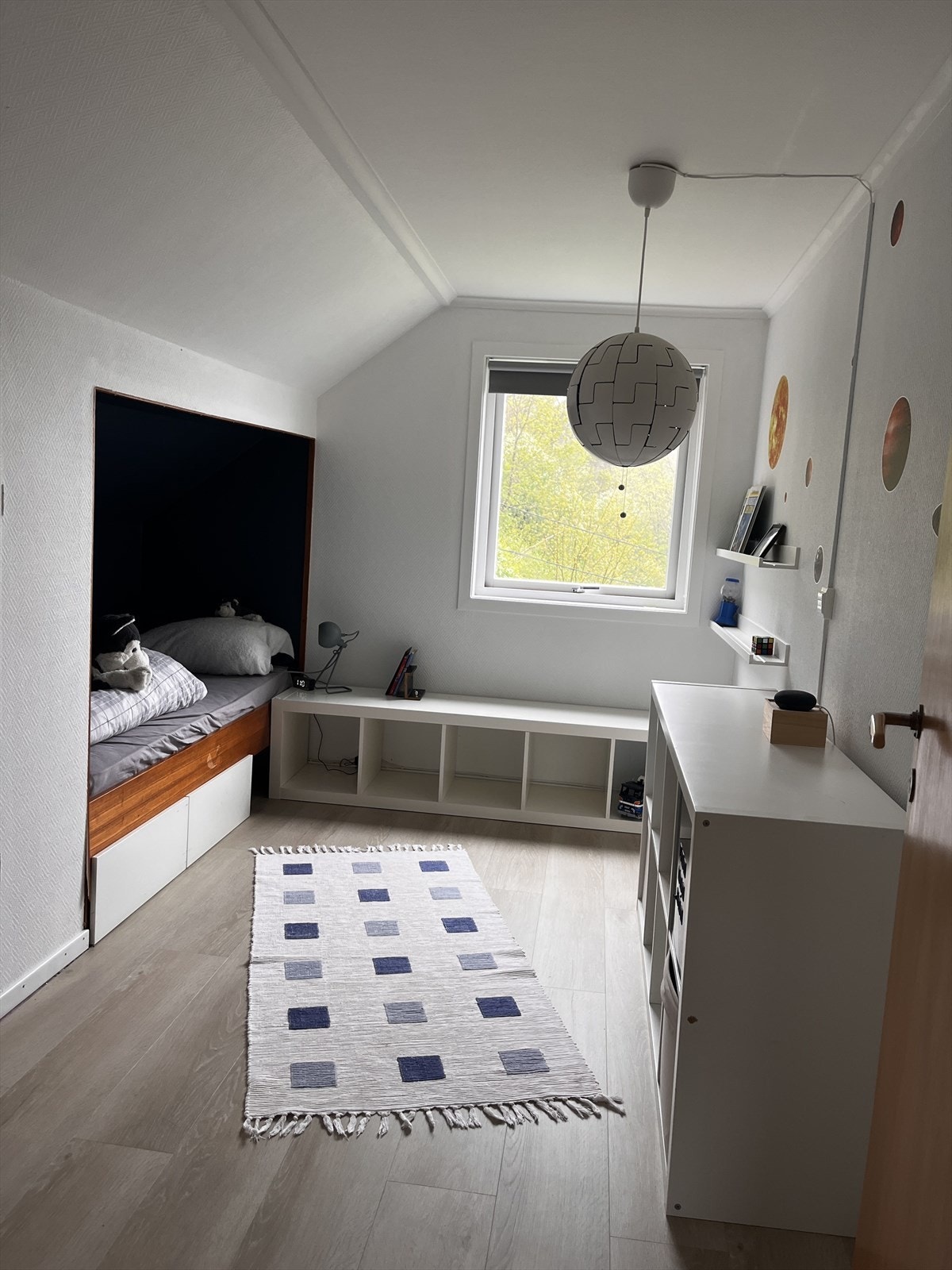 Soverom 3 har plassbygd sengeplass. Rommet er lysmåla, og det er nyare golv Galleribilde