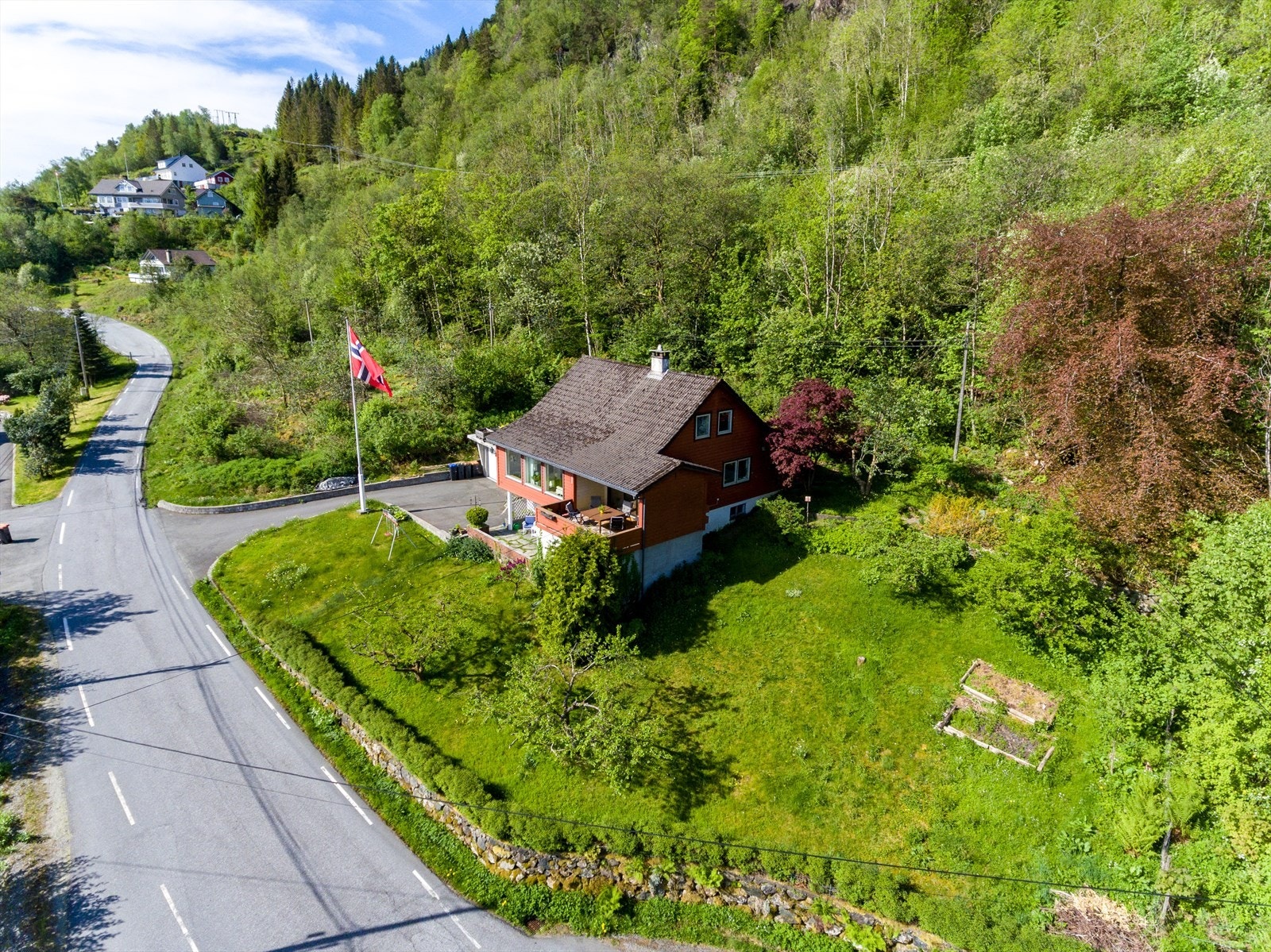 Det har ein svært flott opparbeida hage med beplantning, tre og grasplen, samt ulike spiselige vekster som plommer, rips, solbær, bringebær, bjørnebær og meir. Galleribilde