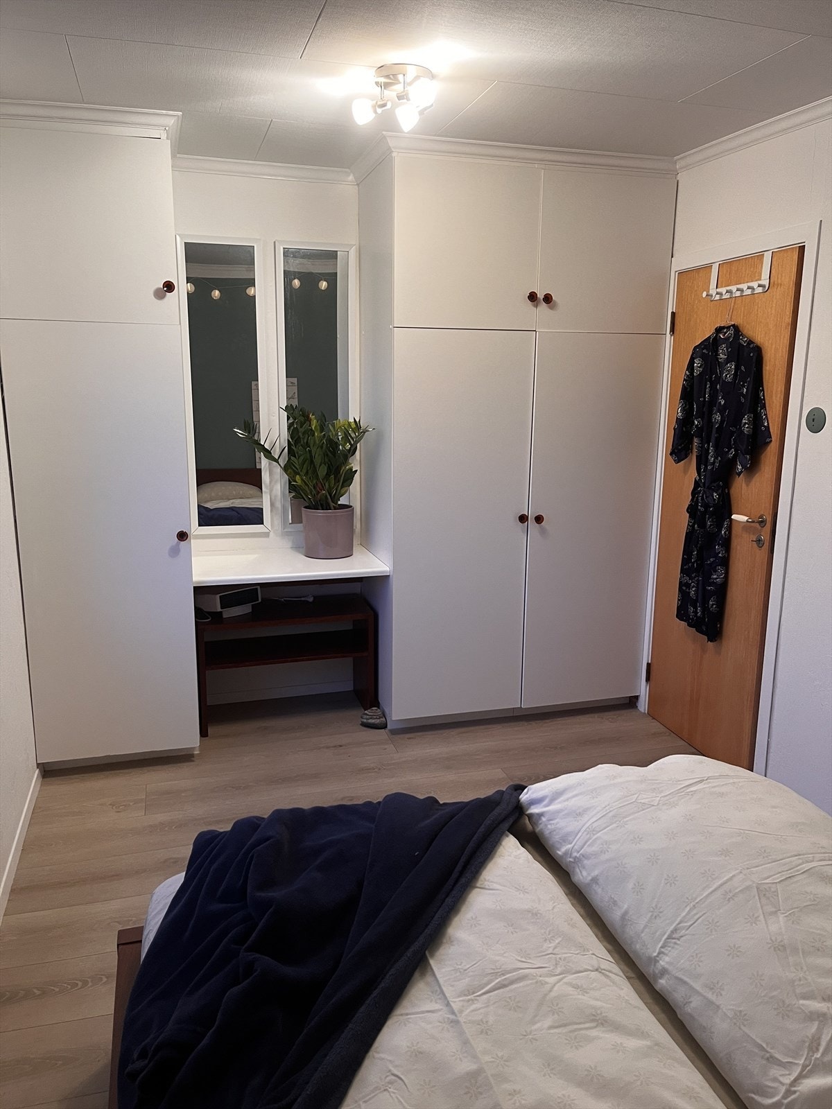 Hovudsoverommet har tre plassbygde skap Galleribilde