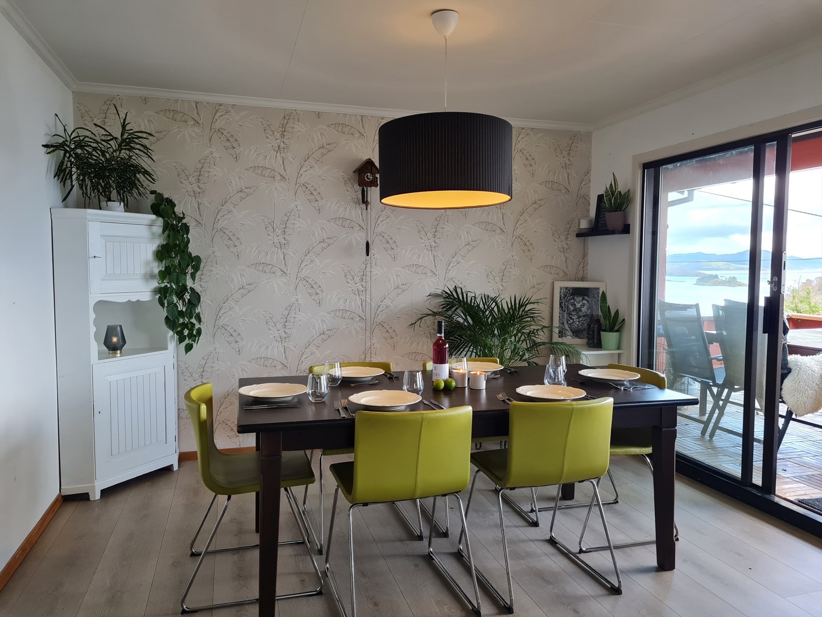 I dag er det møblert med enkel sittegruppe, men ein kan fint møblera med matstove og. Galleribilde
