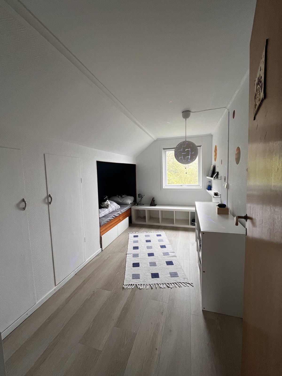 Det er god lagringsplass med plassbygda skap Galleribilde