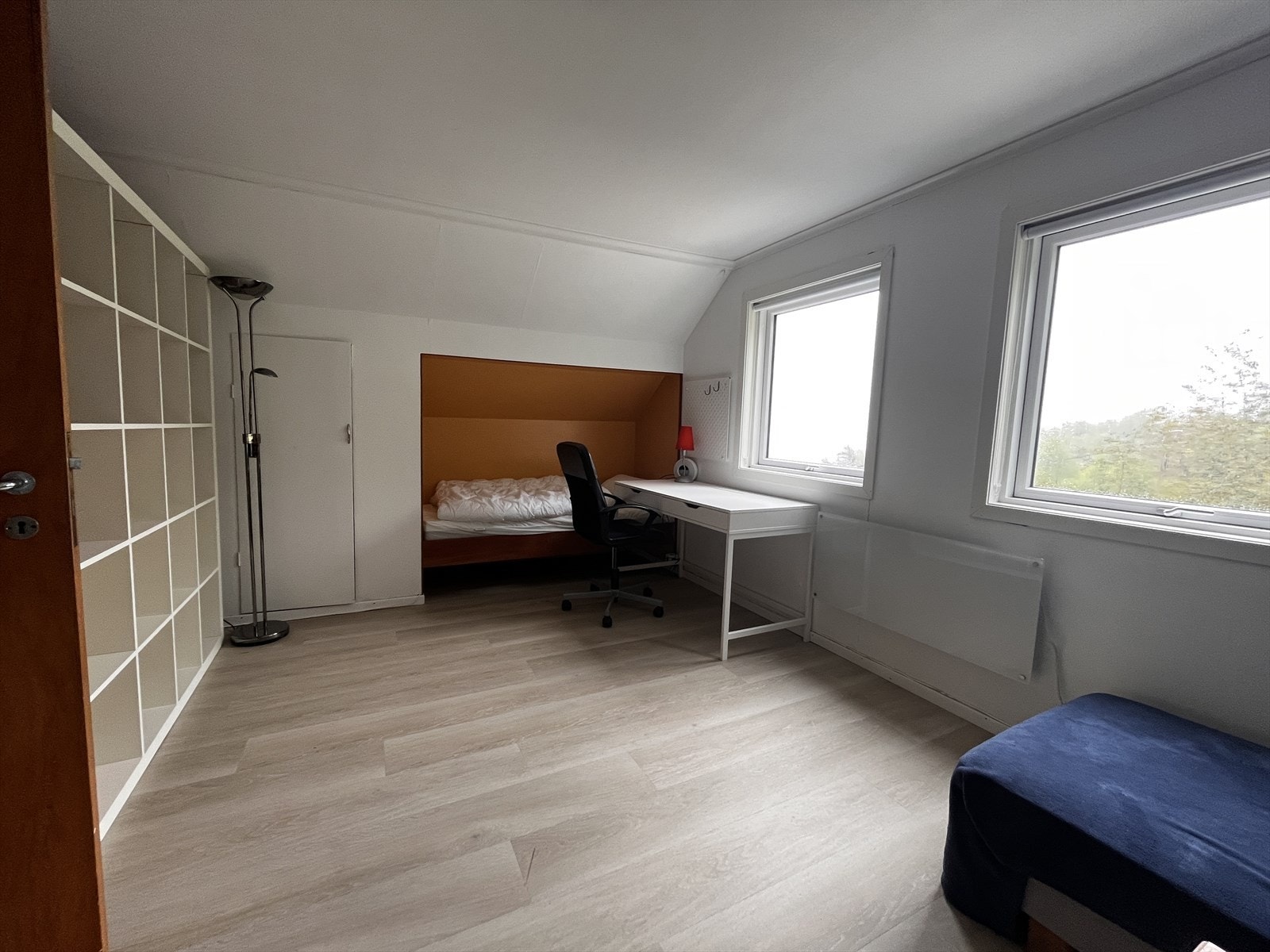 Det er eit stort rom med god plass til både sofakrok, arbeidsplass, klesoppbevaring og sengeplass Galleribilde