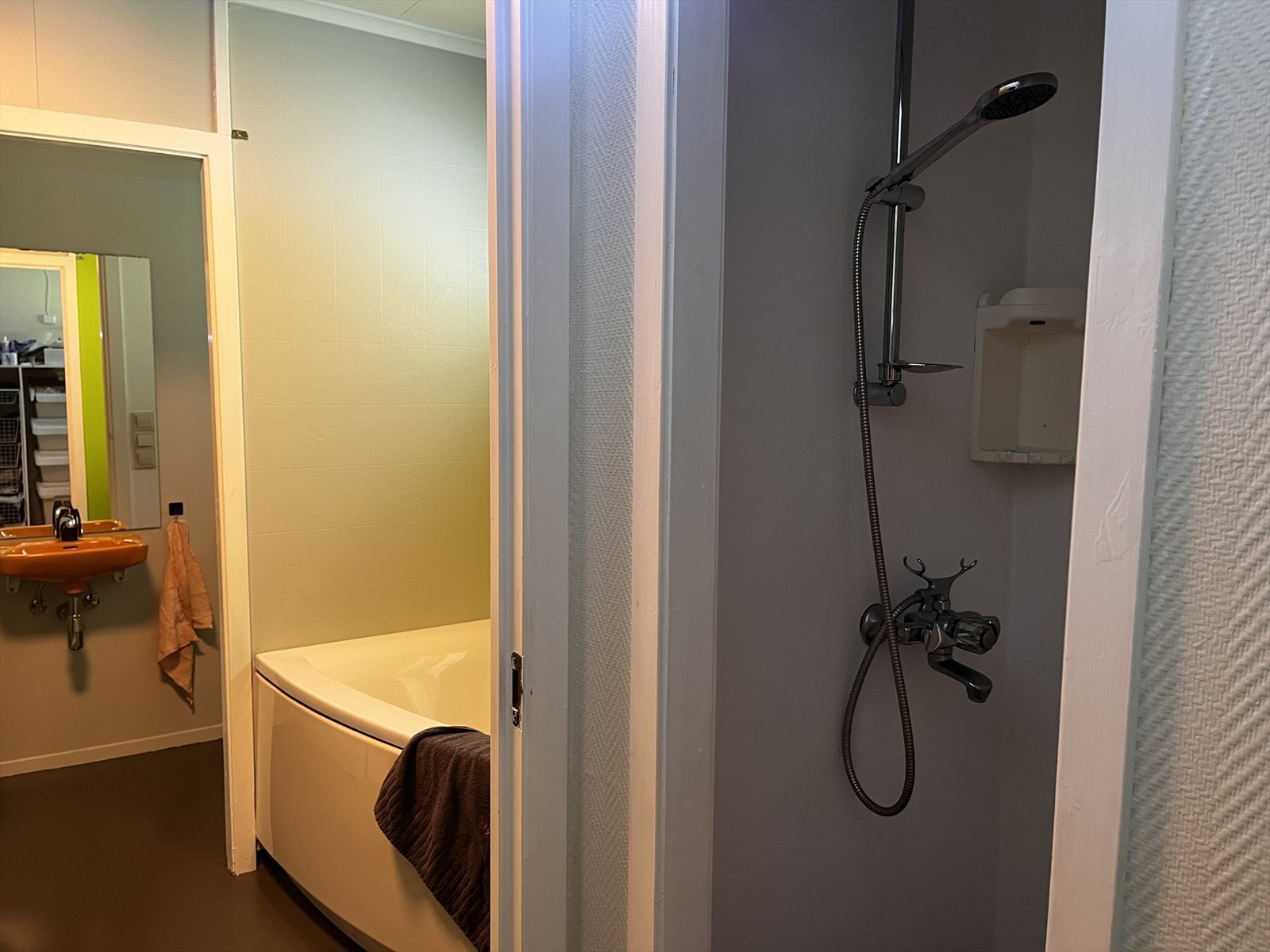 Dusjnisja. På vaskeromsdelen innforbi dusjnisja så er det god plass til vaskemakin og tørketrommel, samt korgsystem og hyller. Galleribilde