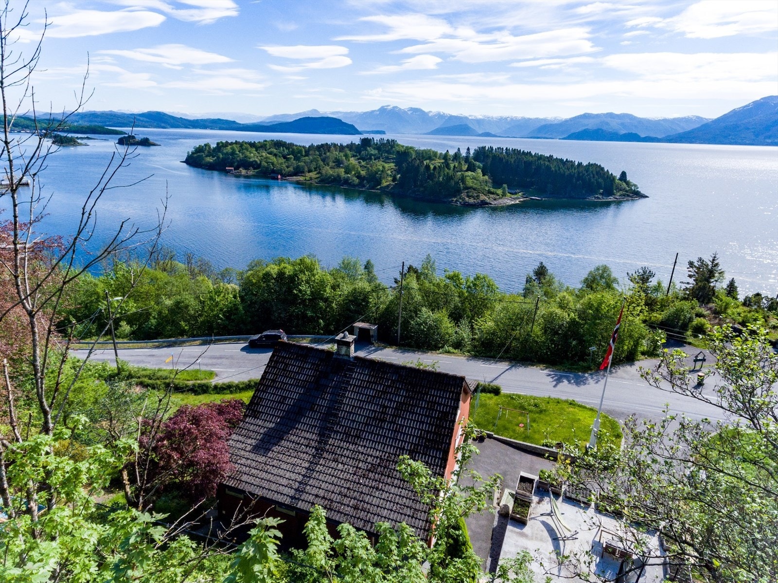 Eigedomen ligg fint til med utsikt mot Kvinnheradsfjella, Folgefonna, Onarheimsfjorden og ytre del av Hardangerfjorden. Her er rolege og fredelege omgjevnader. Galleribilde