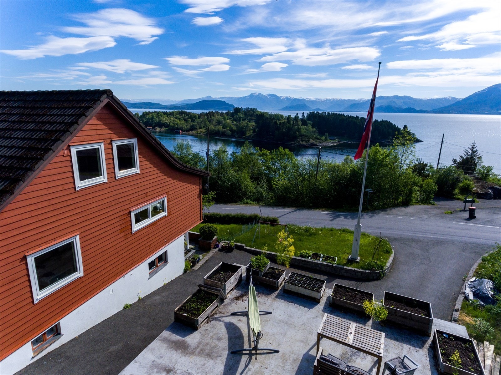 Ein stor og innhaldsrik bustad med nydeleg utsikt, gode solforhold, og nærheit til sjø Galleribilde