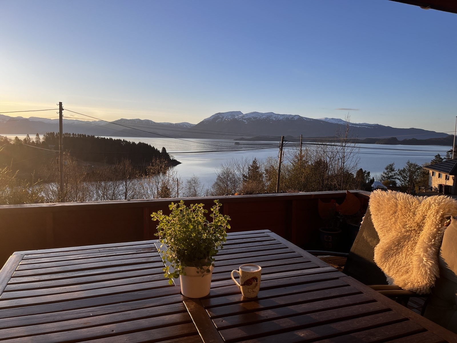 Her kan ein verkeleg nyte sola frå den står opp om morgonen til rundt 1730 på sommarstid, og ein har sol heile året! Galleribilde