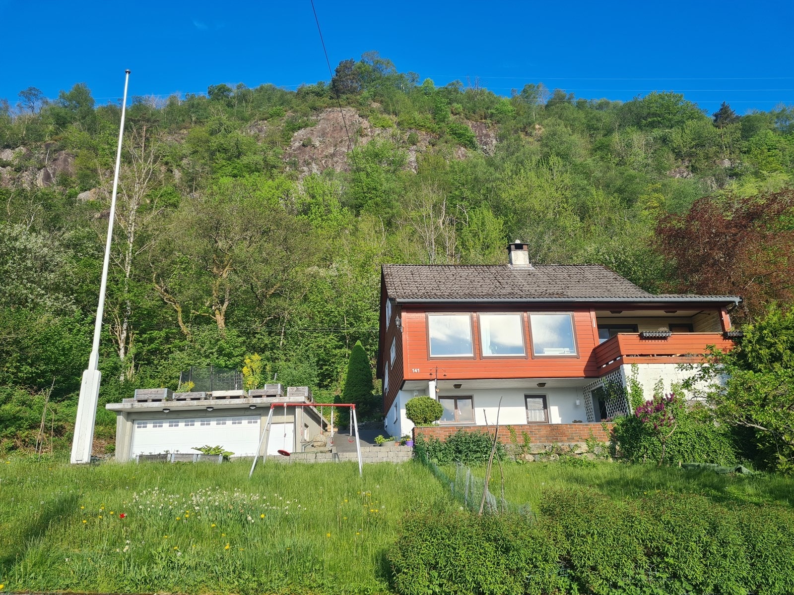 Eigedommen har eit tomtemål på ca. 1,1 mål, og har rikelig med boltreplass for store og små! Galleribilde